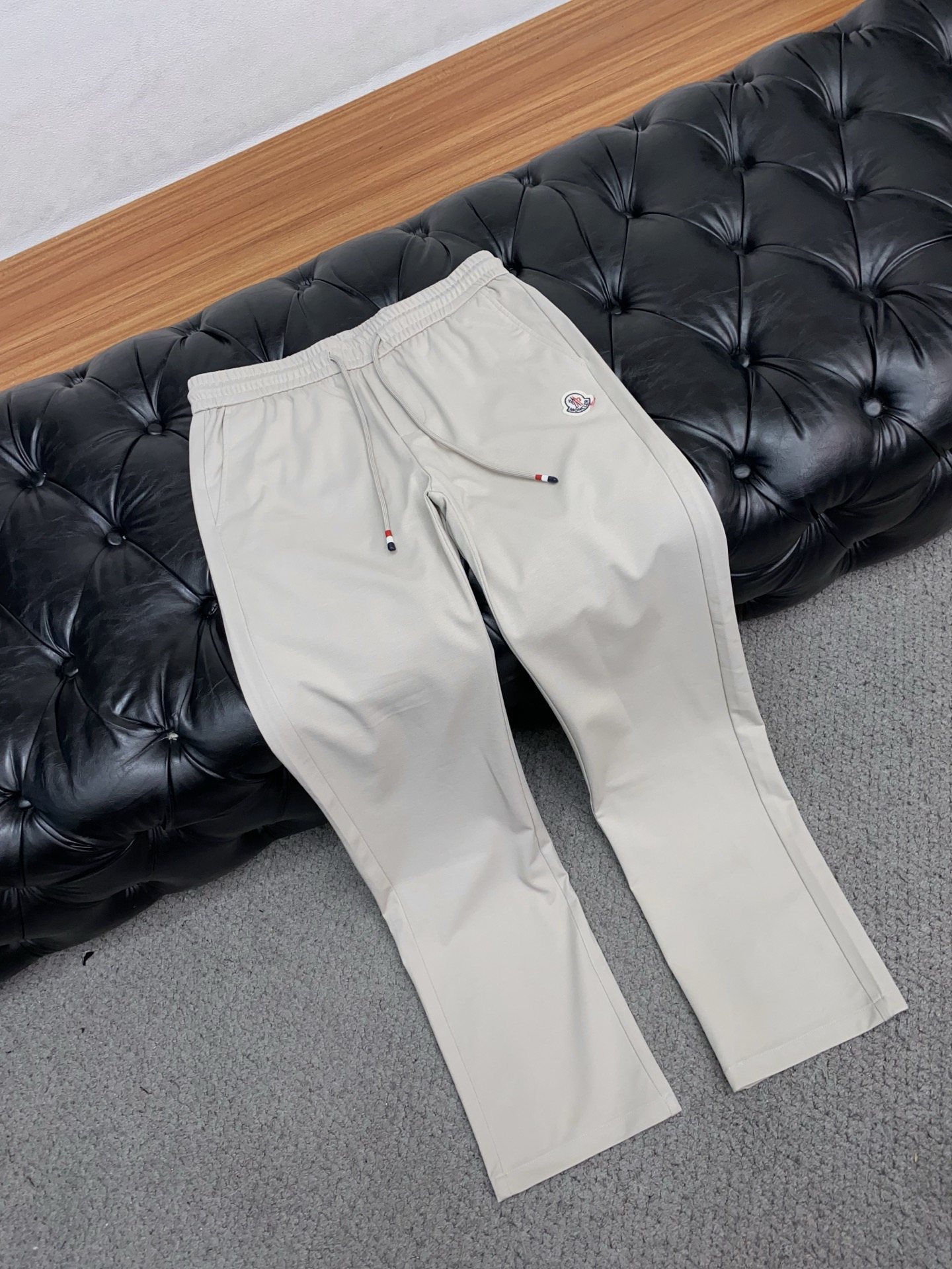 蒙口 2026 春夏定制休闲裤 干净利落剪裁，都市风十足 采用精纺面料手感软糯干爽，上身效果挺括有型。五