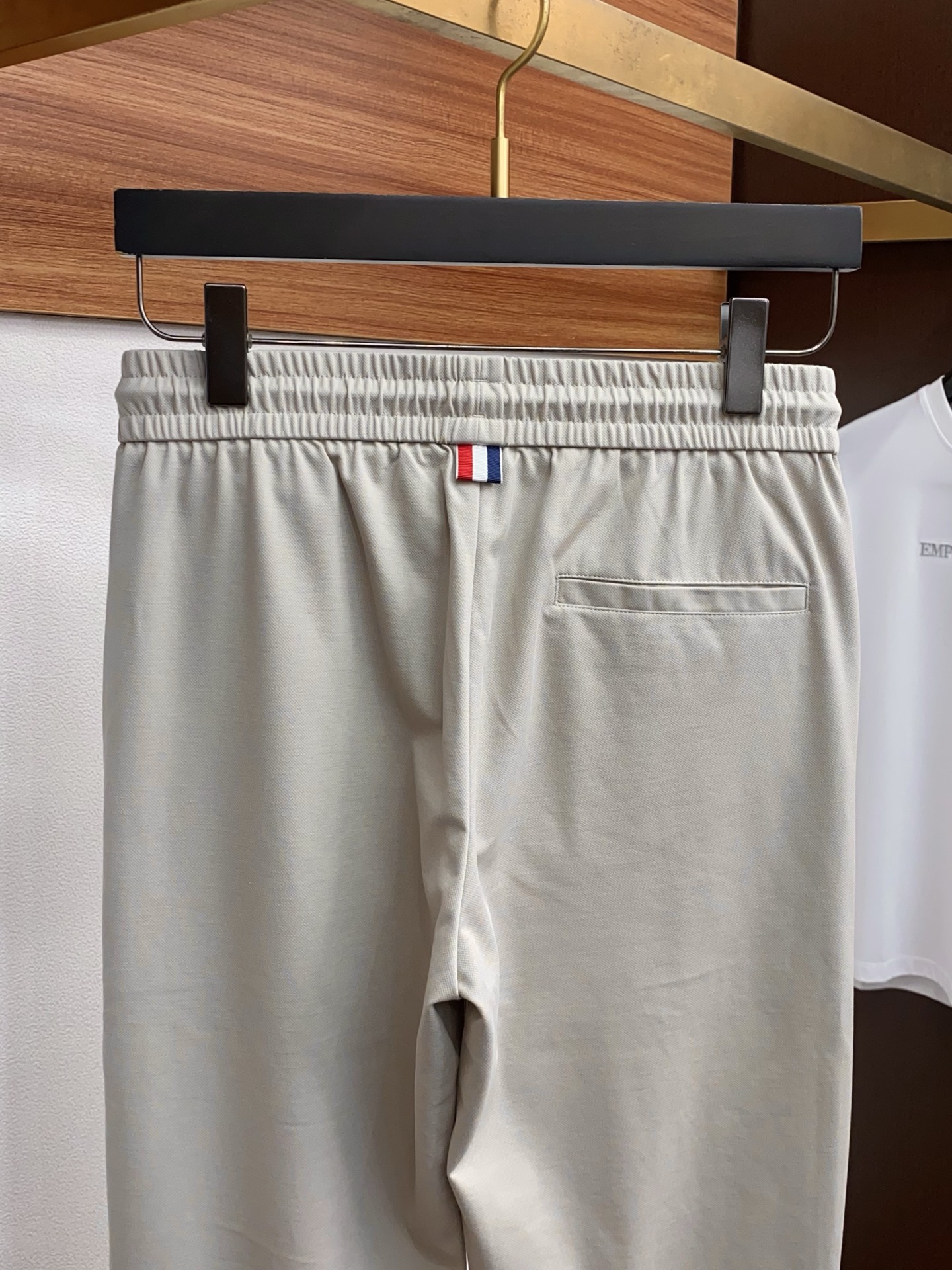 蒙口 2026 春夏定制休闲裤 干净利落剪裁，都市风十足 采用精纺面料手感软糯干爽，上身效果挺括有型。五