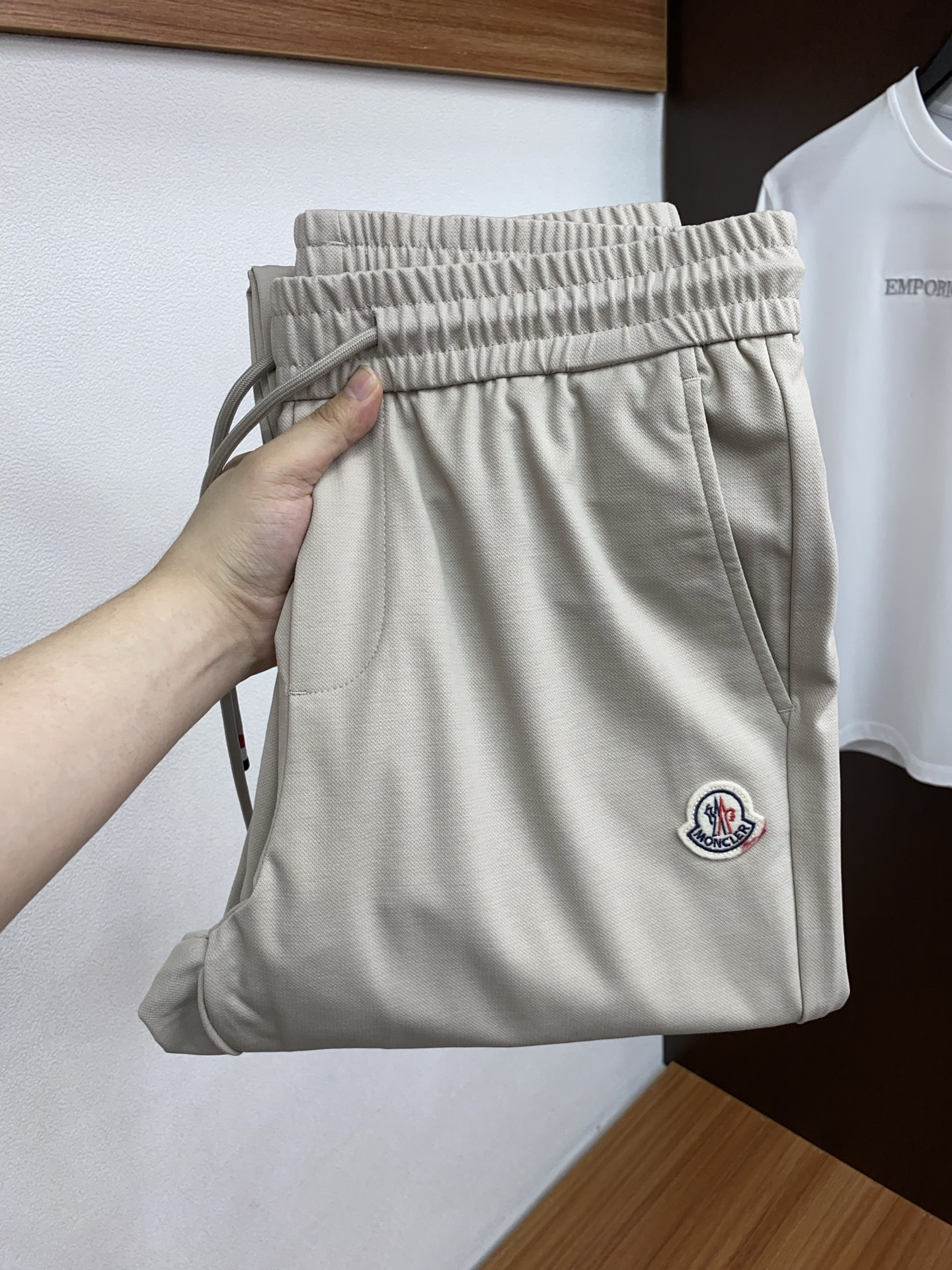 蒙口 2026 春夏定制休闲裤 干净利落剪裁，都市风十足 采用精纺面料手感软糯干爽，上身效果挺括有型。五