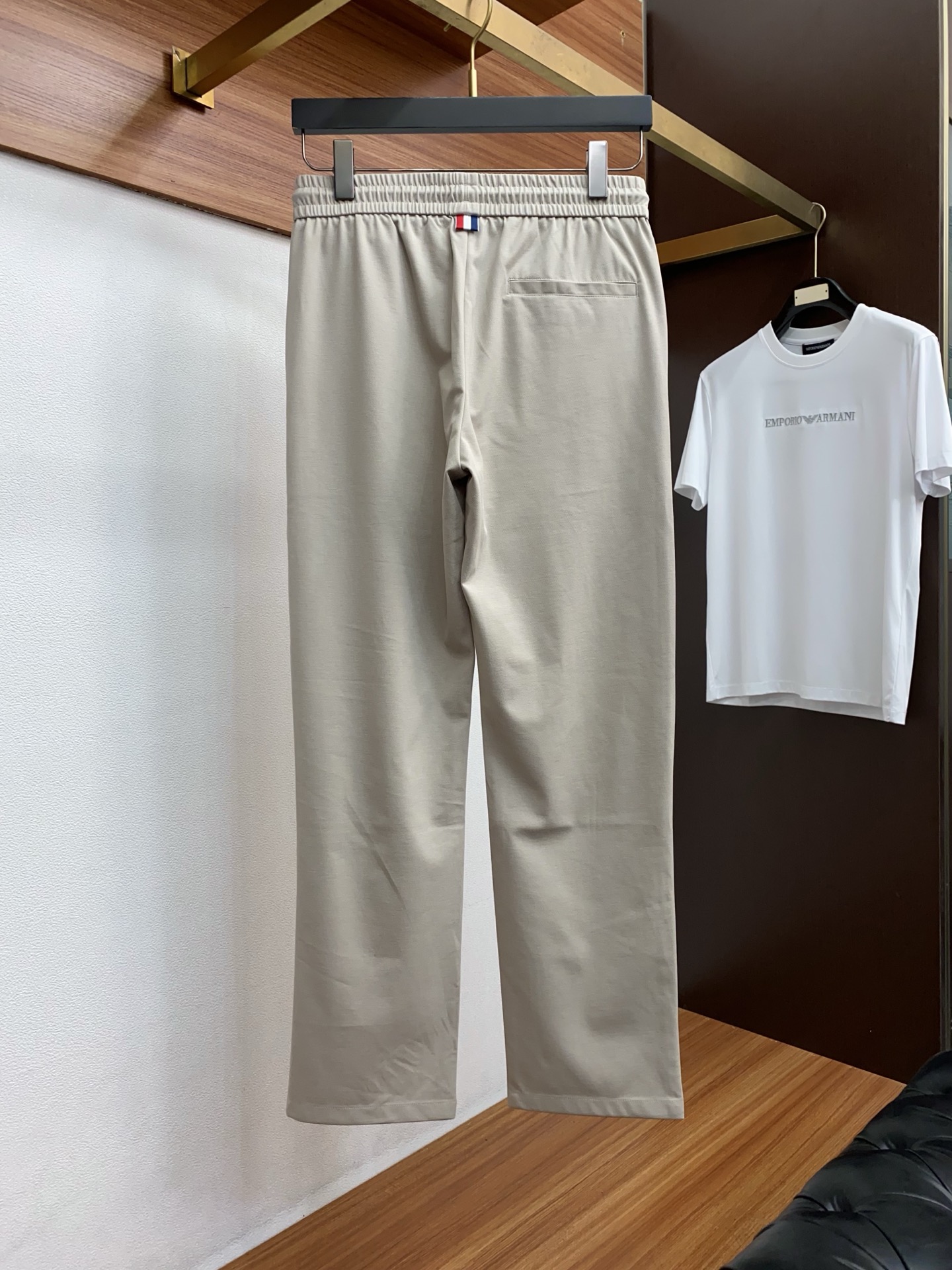 蒙口 2026 春夏定制休闲裤 干净利落剪裁，都市风十足 采用精纺面料手感软糯干爽，上身效果挺括有型。五