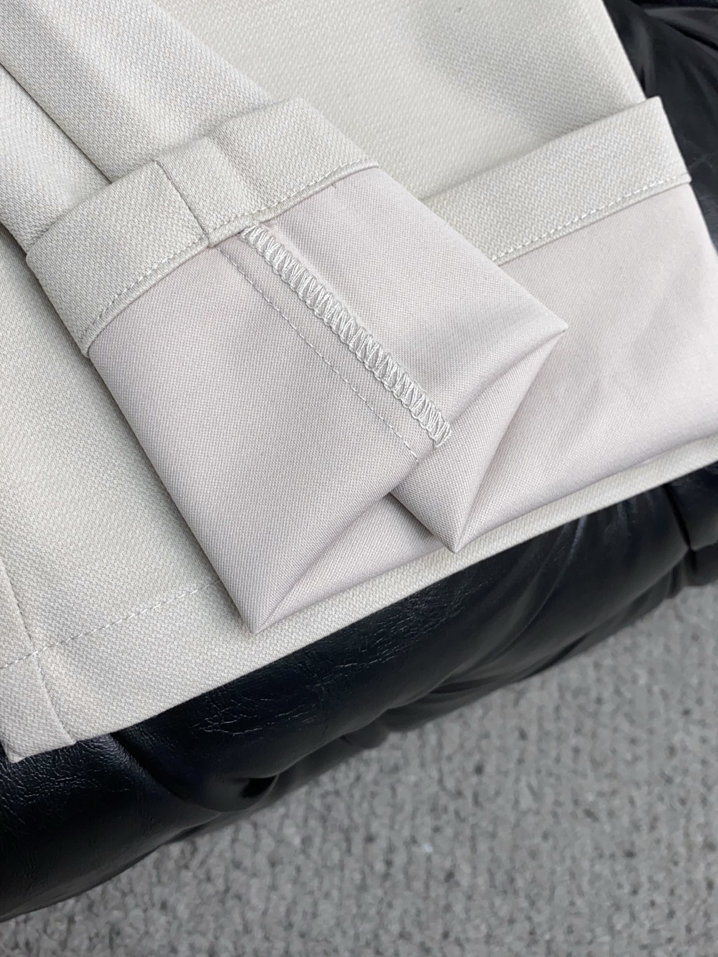 蒙口 2026 春夏定制休闲裤 干净利落剪裁，都市风十足 采用精纺面料手感软糯干爽，上身效果挺括有型。五