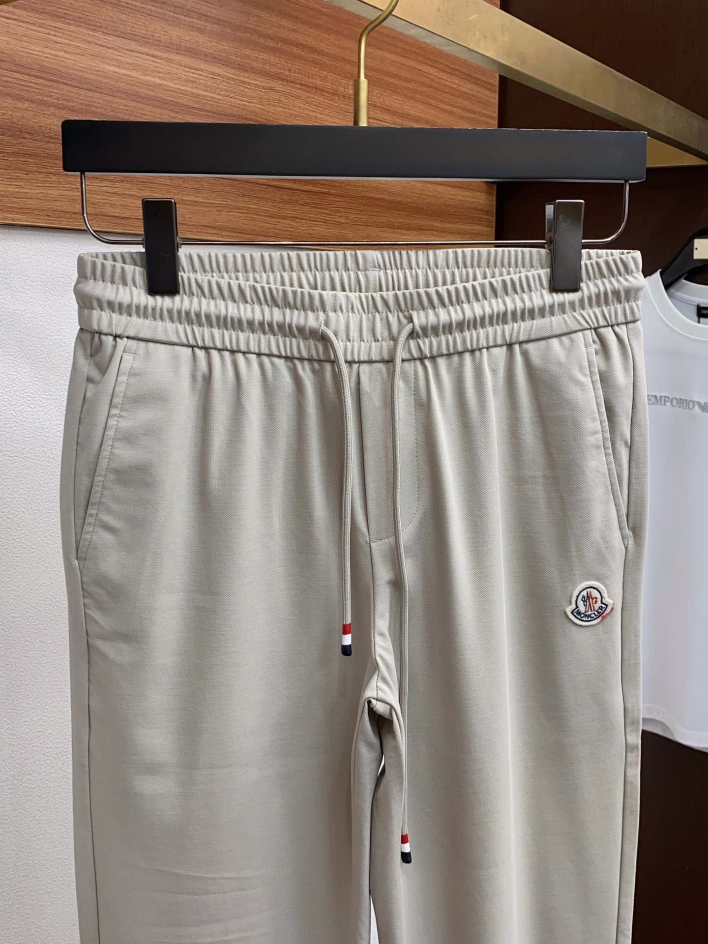 蒙口 2026 春夏定制休闲裤 干净利落剪裁，都市风十足 采用精纺面料手感软糯干爽，上身效果挺括有型。五