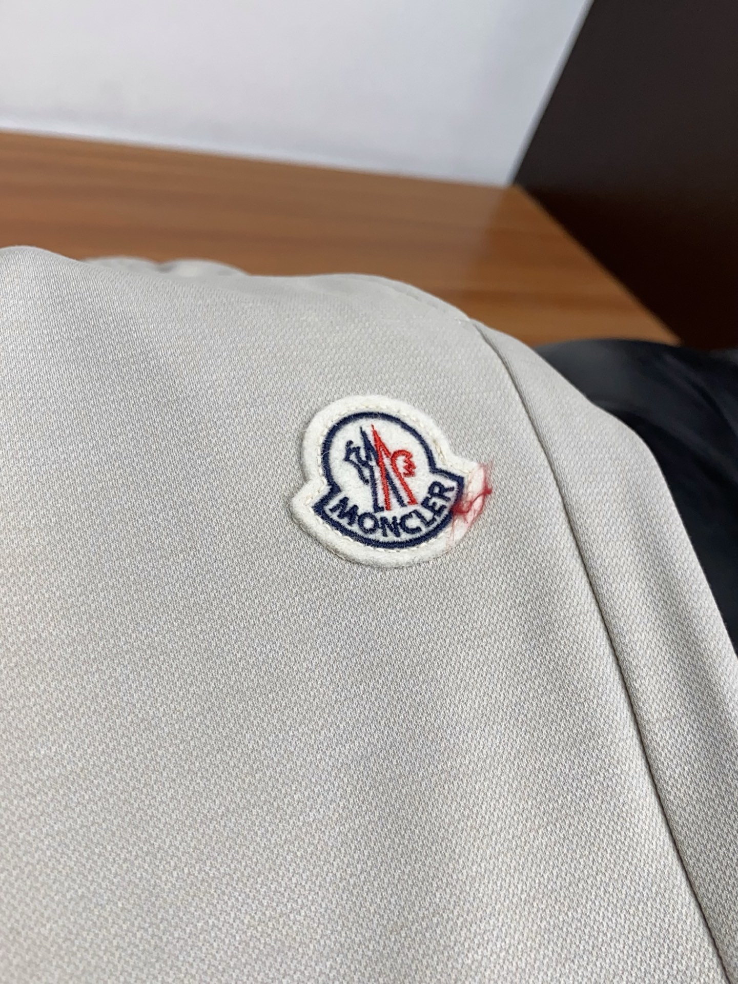 蒙口 2026 春夏定制休闲裤 干净利落剪裁，都市风十足 采用精纺面料手感软糯干爽，上身效果挺括有型。五