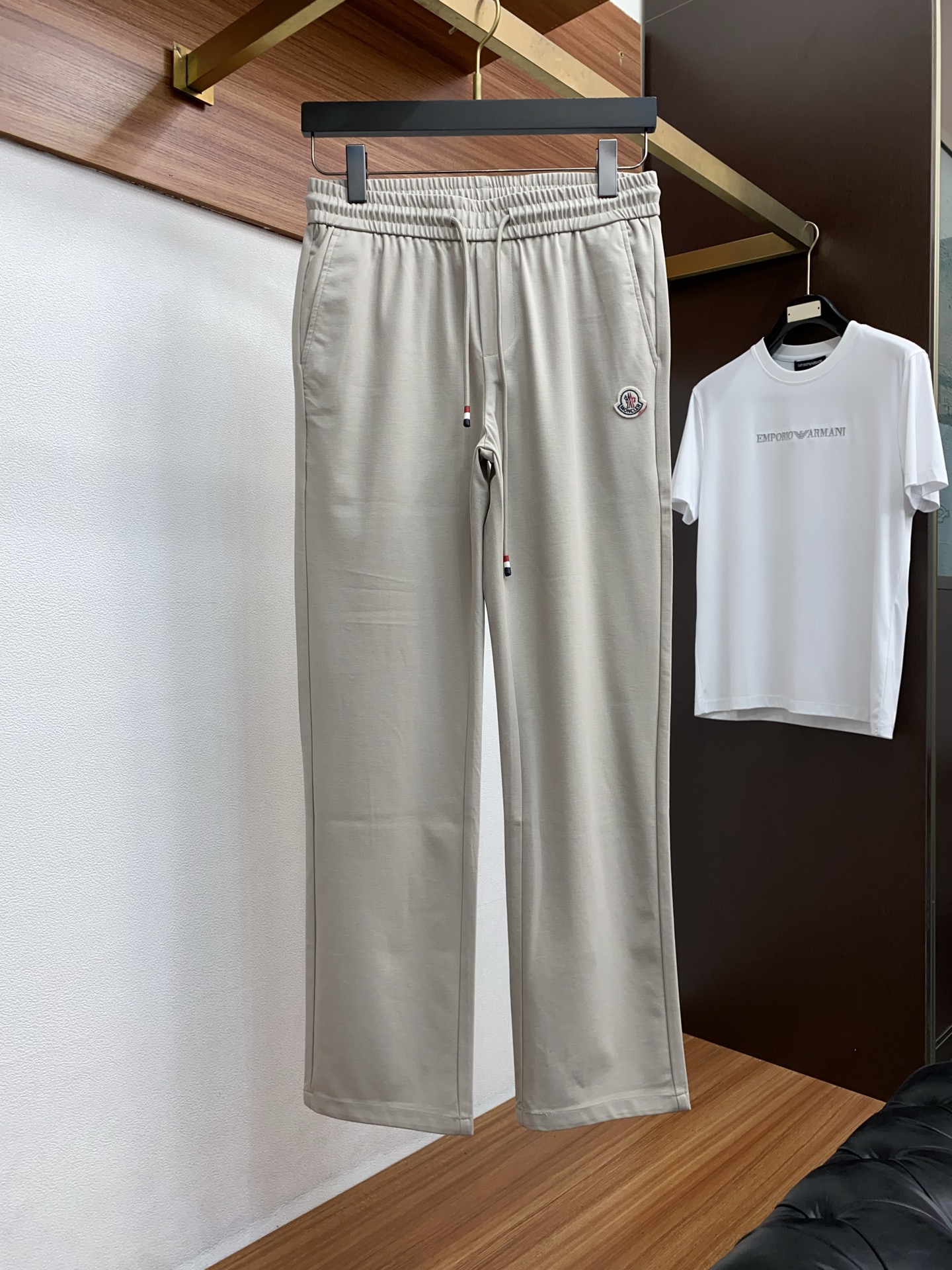 蒙口 2026 春夏定制休闲裤 干净利落剪裁，都市风十足 采用精纺面料手感软糯干爽，上身效果挺括有型。五