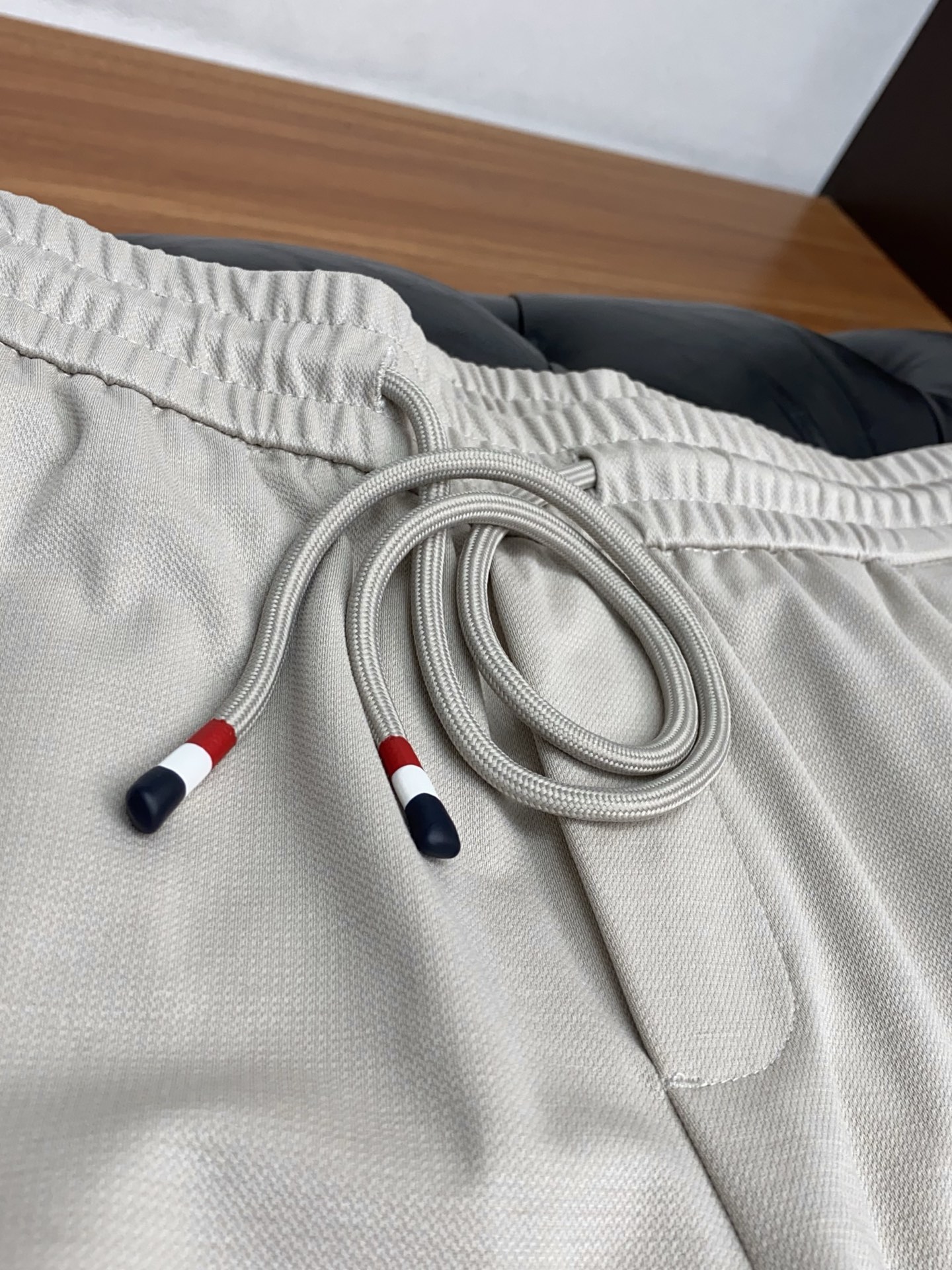 蒙口 2026 春夏定制休闲裤 干净利落剪裁，都市风十足 采用精纺面料手感软糯干爽，上身效果挺括有型。五