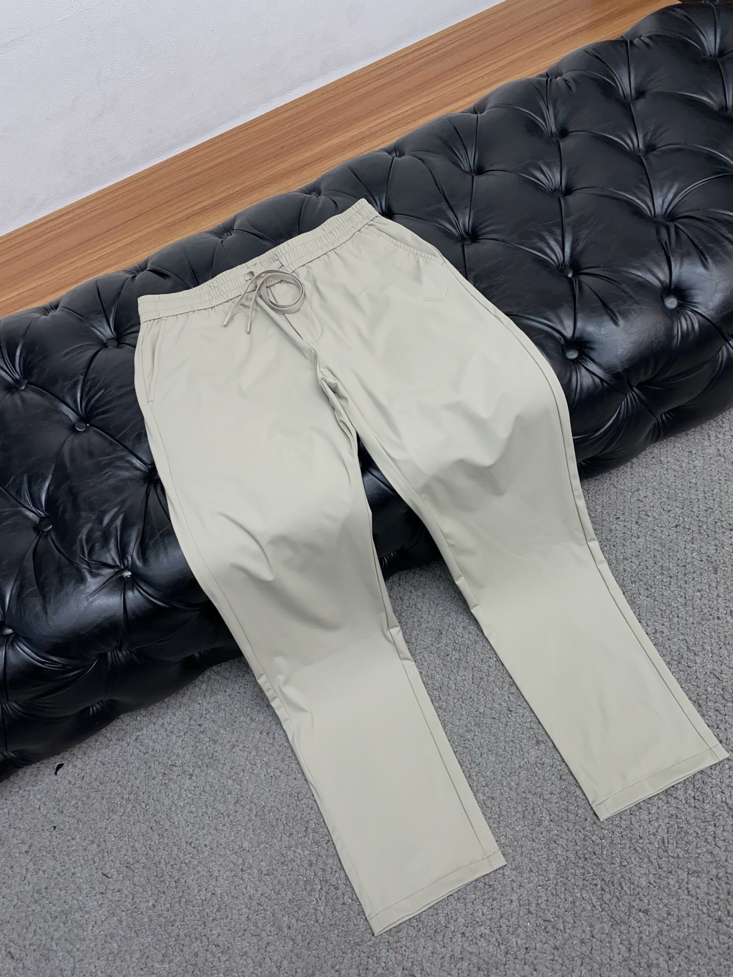 普拉达 2026 春夏定制休闲裤 干净利落剪裁，都市风十足 采用精纺面料手感软糯干爽，上身效果挺括有型。