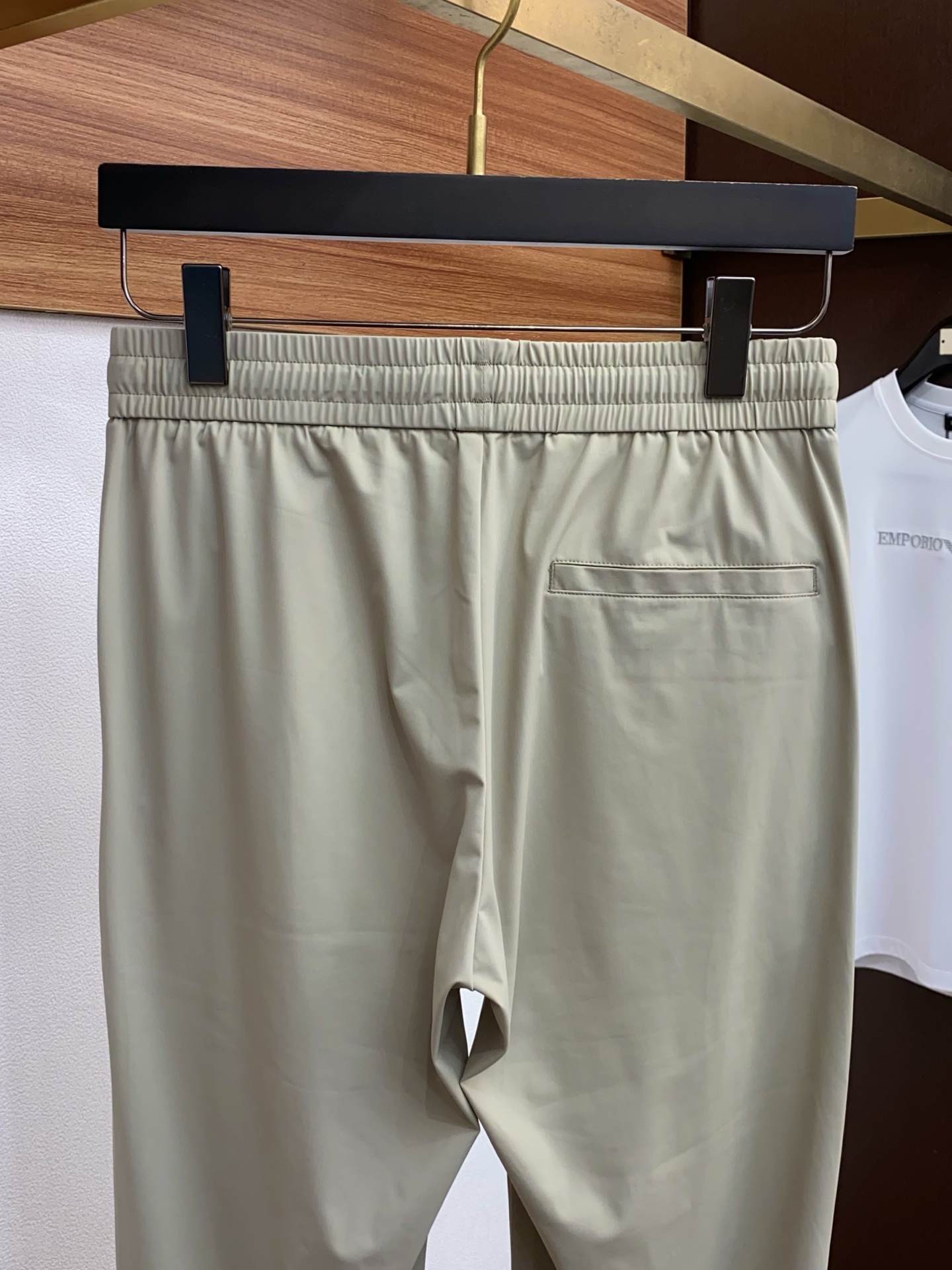 普拉达 2026 春夏定制休闲裤 干净利落剪裁，都市风十足 采用精纺面料手感软糯干爽，上身效果挺括有型。