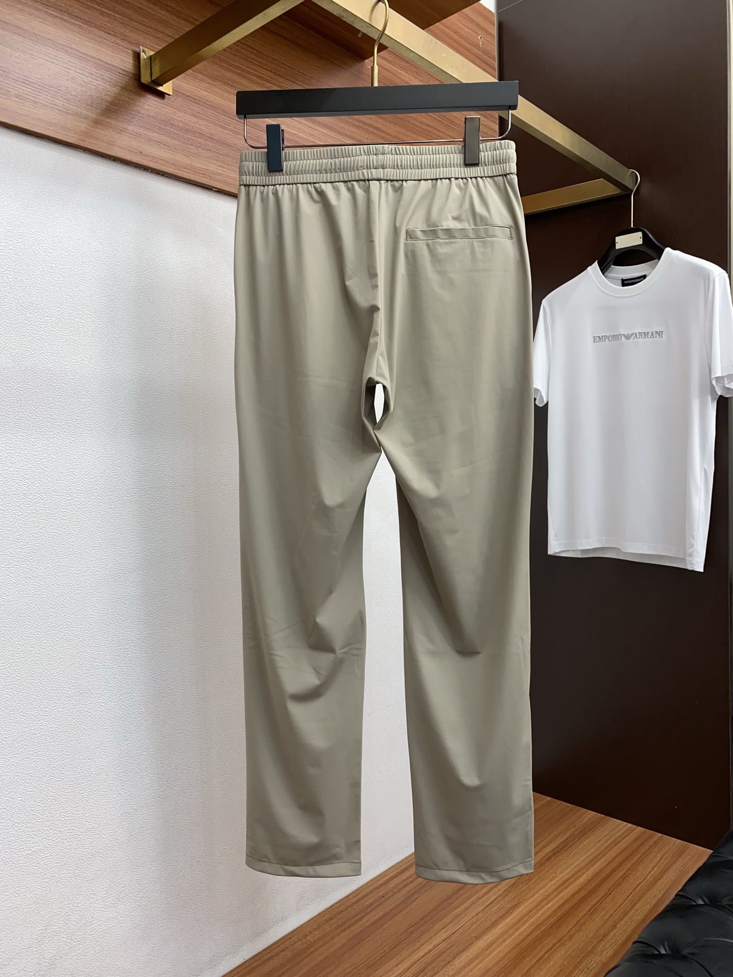 普拉达 2026 春夏定制休闲裤 干净利落剪裁，都市风十足 采用精纺面料手感软糯干爽，上身效果挺括有型。