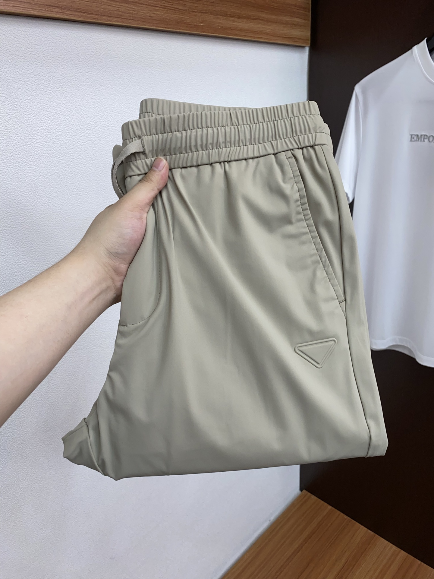 普拉达 2026 春夏定制休闲裤 干净利落剪裁，都市风十足 采用精纺面料手感软糯干爽，上身效果挺括有型。