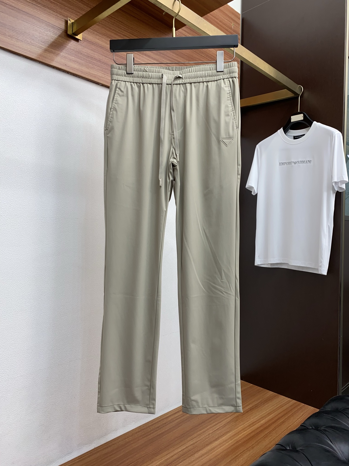 普拉达 2026 春夏定制休闲裤 干净利落剪裁，都市风十足 采用精纺面料手感软糯干爽，上身效果挺括有型。