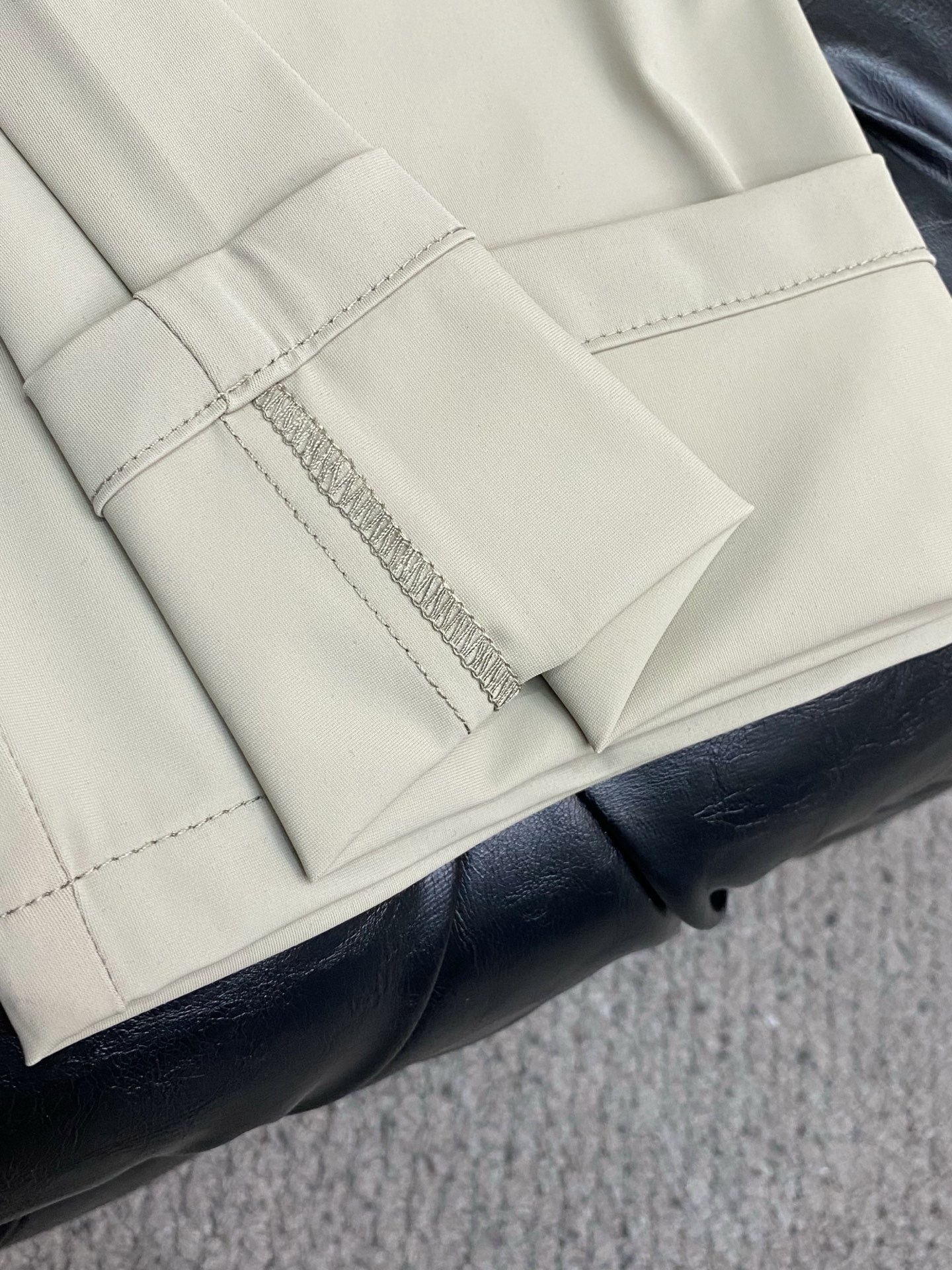 普拉达 2026 春夏定制休闲裤 干净利落剪裁，都市风十足 采用精纺面料手感软糯干爽，上身效果挺括有型。