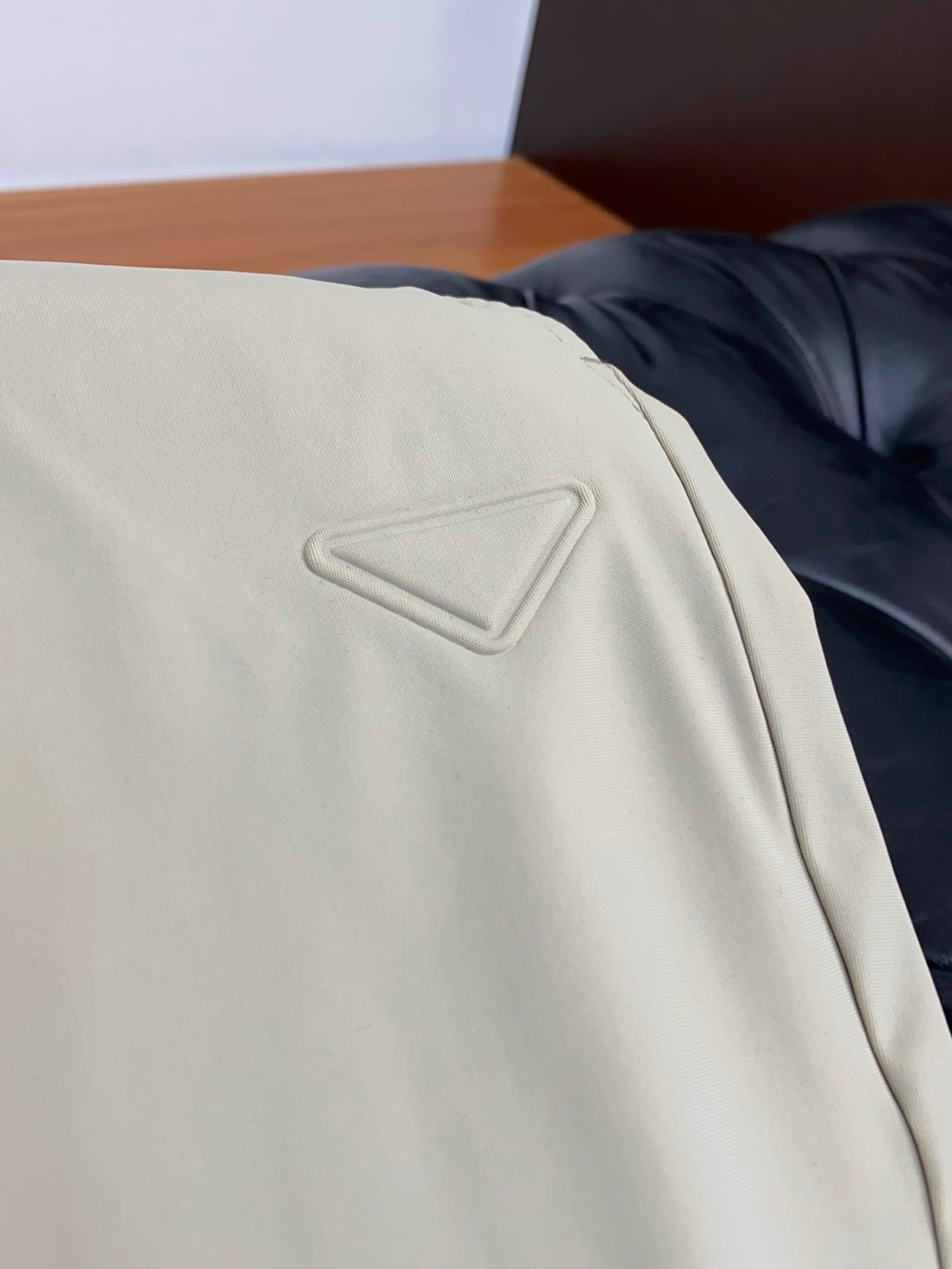 普拉达 2026 春夏定制休闲裤 干净利落剪裁，都市风十足 采用精纺面料手感软糯干爽，上身效果挺括有型。