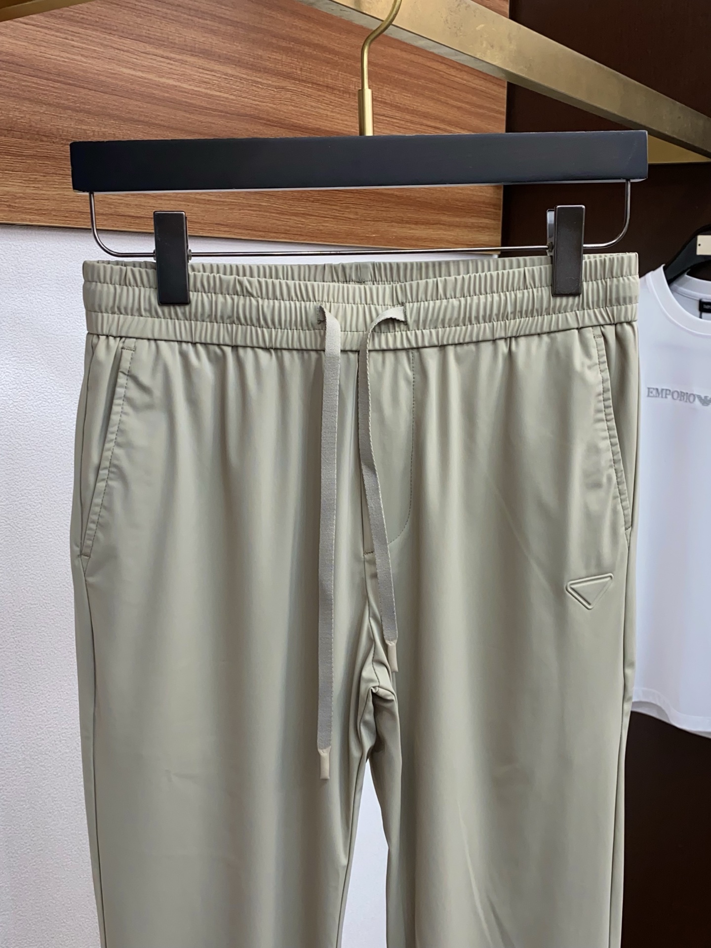 普拉达 2026 春夏定制休闲裤 干净利落剪裁，都市风十足 采用精纺面料手感软糯干爽，上身效果挺括有型。