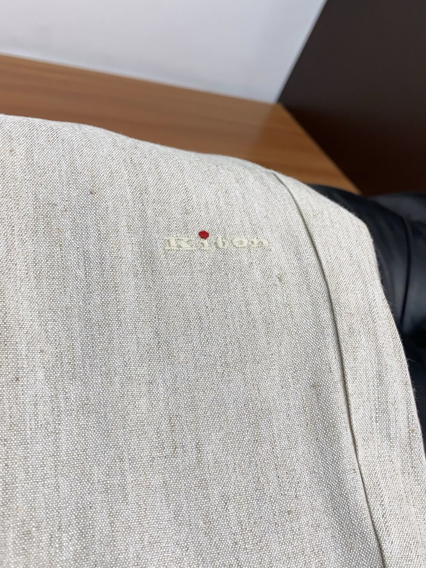 kiton 2026 春夏定制休闲裤 干净利落剪裁，都市风十足 采用精纺面料手感软糯干爽，上身效果挺括有