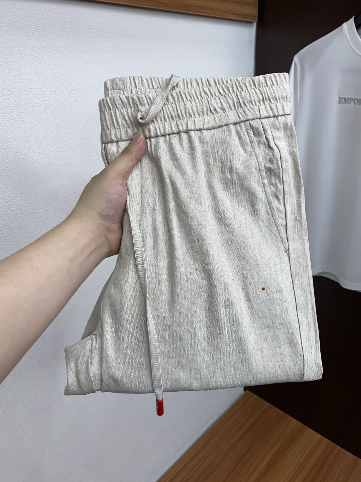 kiton 2026 春夏定制休闲裤 干净利落剪裁，都市风十足 采用精纺面料手感软糯干爽，上身效果挺括有