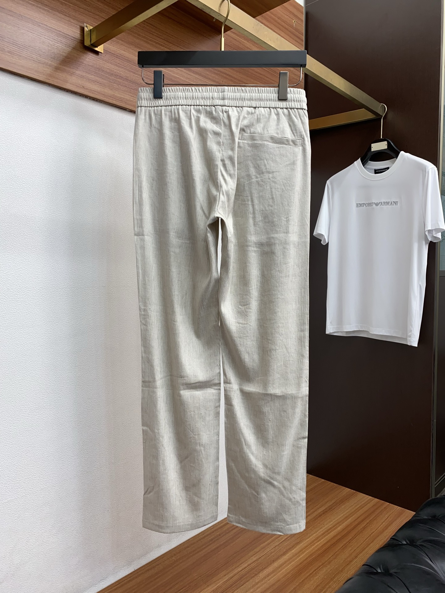 kiton 2026 春夏定制休闲裤 干净利落剪裁，都市风十足 采用精纺面料手感软糯干爽，上身效果挺括有