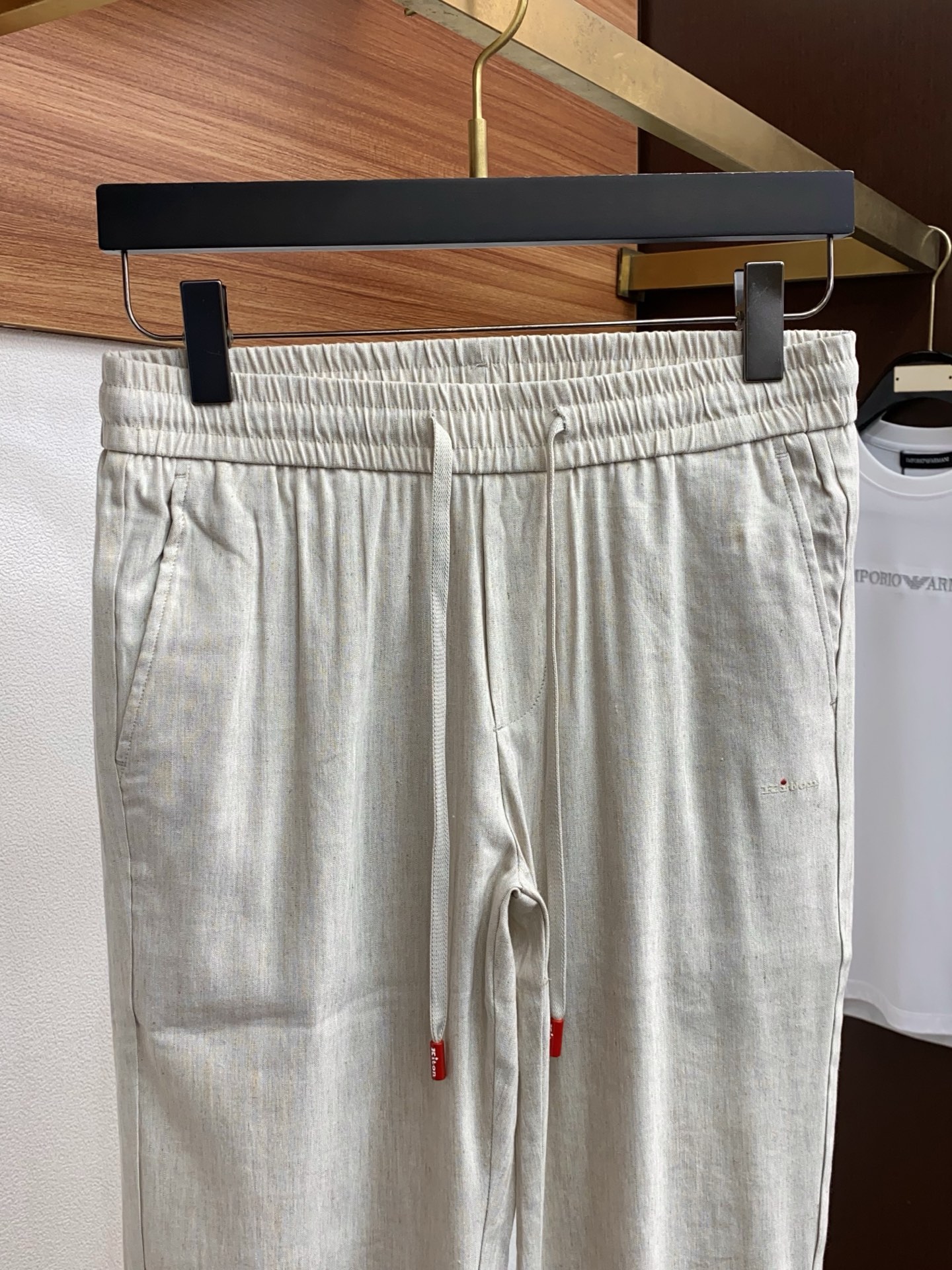 kiton 2026 春夏定制休闲裤 干净利落剪裁，都市风十足 采用精纺面料手感软糯干爽，上身效果挺括有