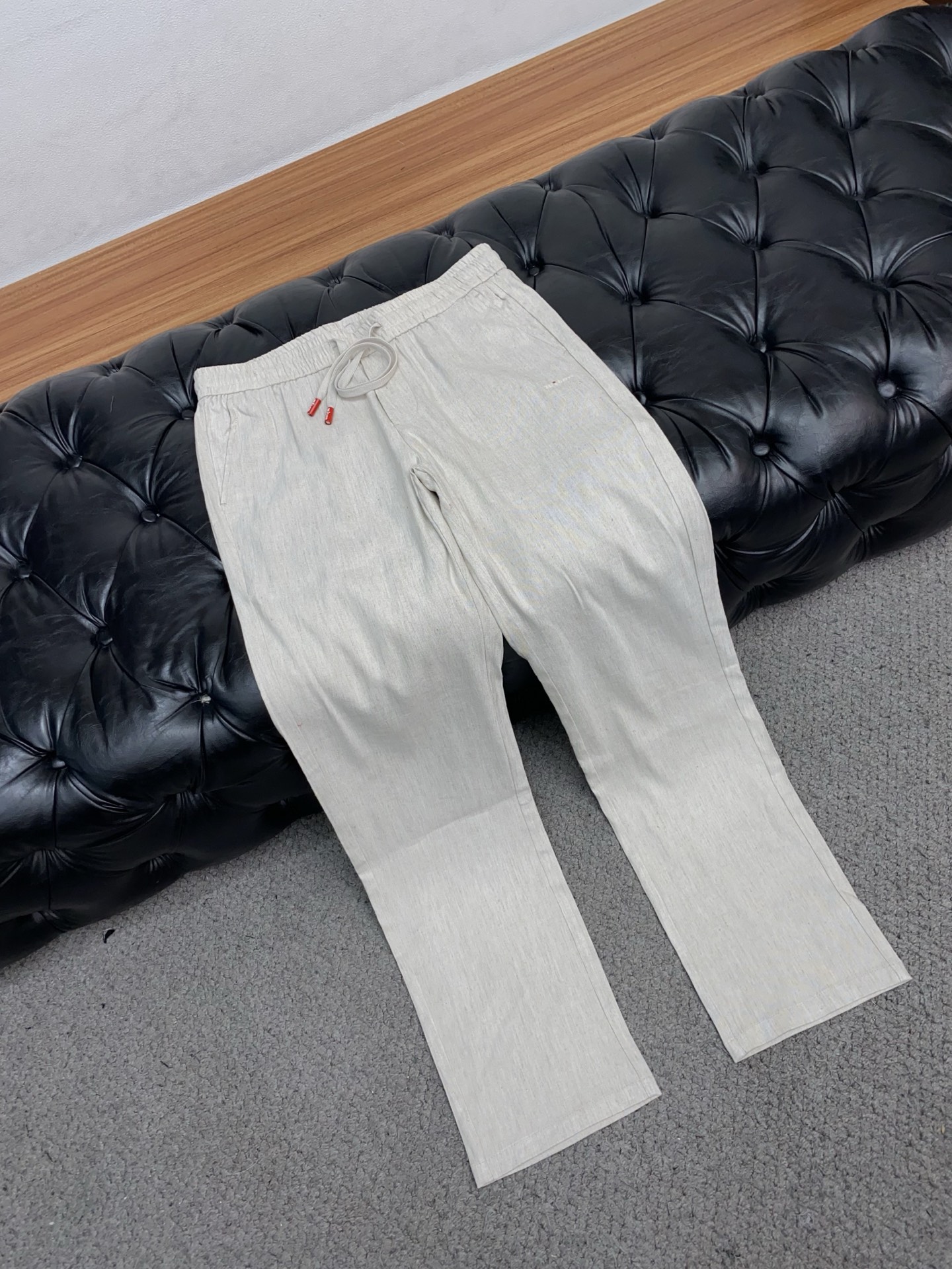 kiton 2026 春夏定制休闲裤 干净利落剪裁，都市风十足 采用精纺面料手感软糯干爽，上身效果挺括有