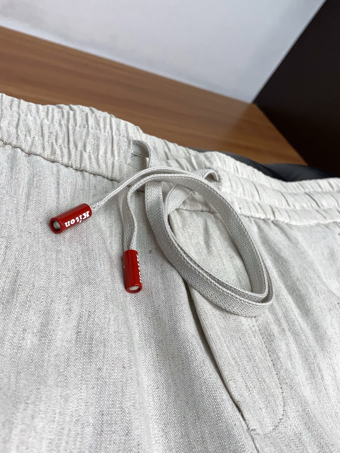 kiton 2026 春夏定制休闲裤 干净利落剪裁，都市风十足 采用精纺面料手感软糯干爽，上身效果挺括有