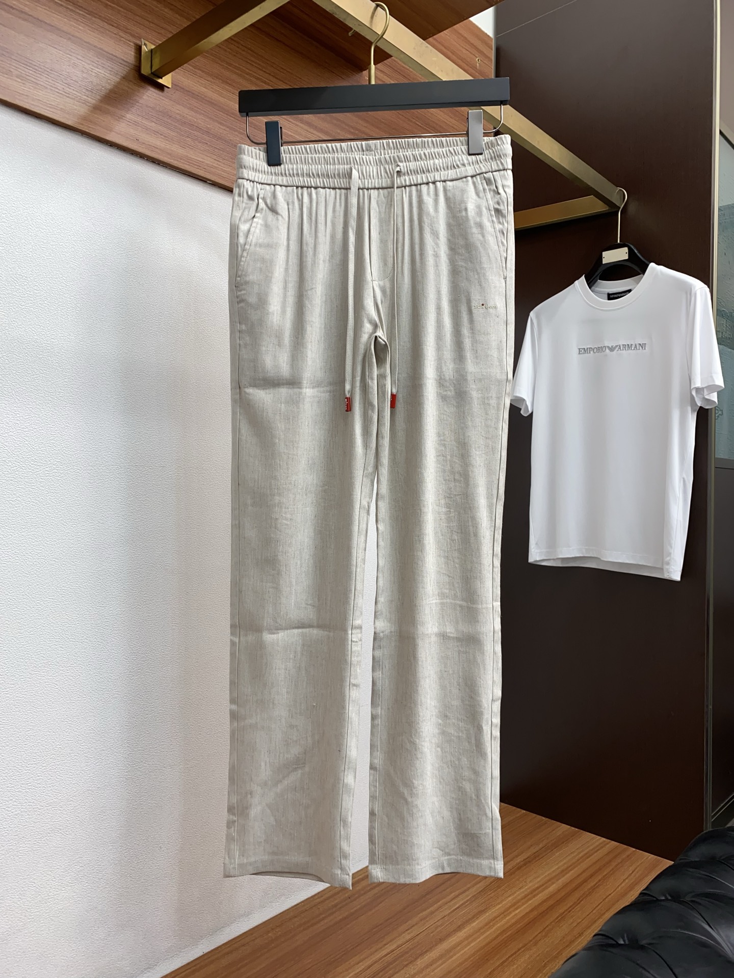 kiton 2026 春夏定制休闲裤 干净利落剪裁，都市风十足 采用精纺面料手感软糯干爽，上身效果挺括有