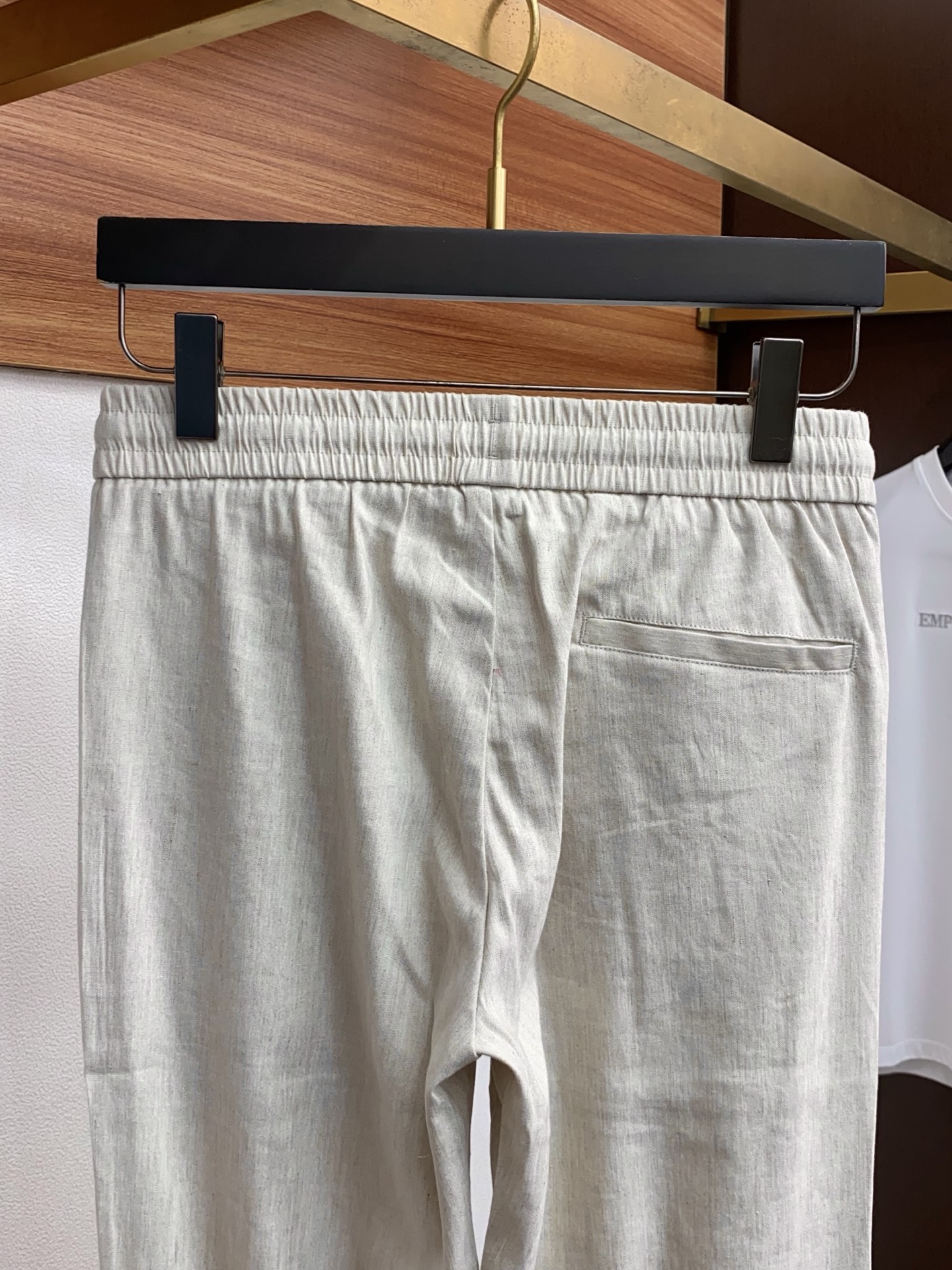 kiton 2026 春夏定制休闲裤 干净利落剪裁，都市风十足 采用精纺面料手感软糯干爽，上身效果挺括有