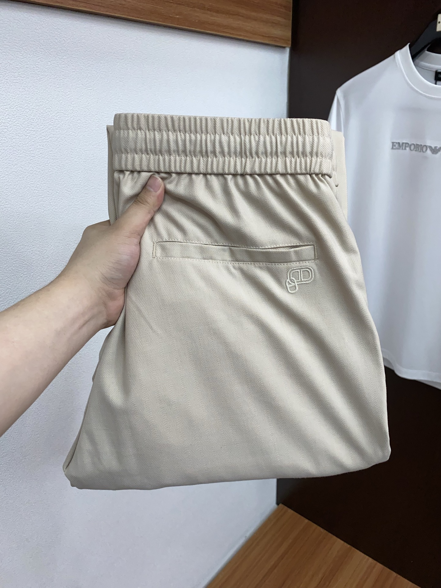 爱马仕 2026 春夏定制休闲裤 干净利落剪裁，都市风十足 采用精纺面料手感软糯干爽，上身效果挺括有型。