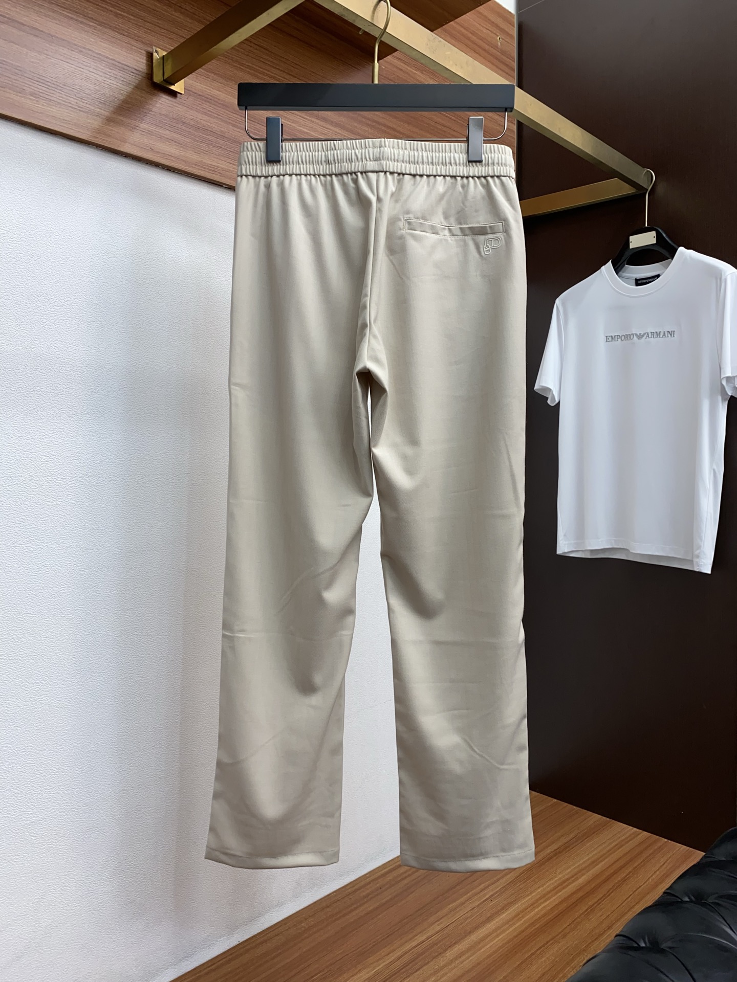 爱马仕 2026 春夏定制休闲裤 干净利落剪裁，都市风十足 采用精纺面料手感软糯干爽，上身效果挺括有型。