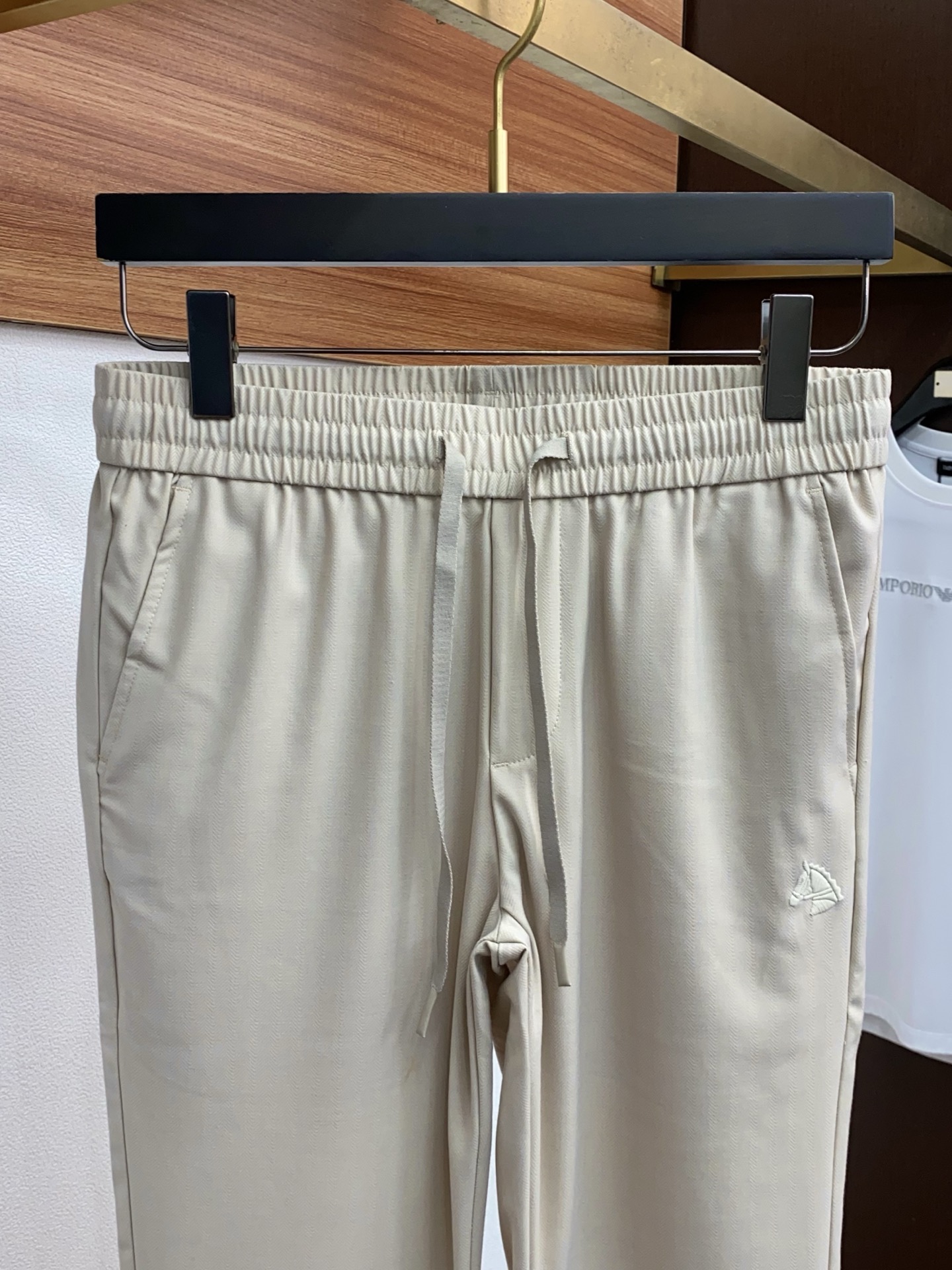 爱马仕 2026 春夏定制休闲裤 干净利落剪裁，都市风十足 采用精纺面料手感软糯干爽，上身效果挺括有型。