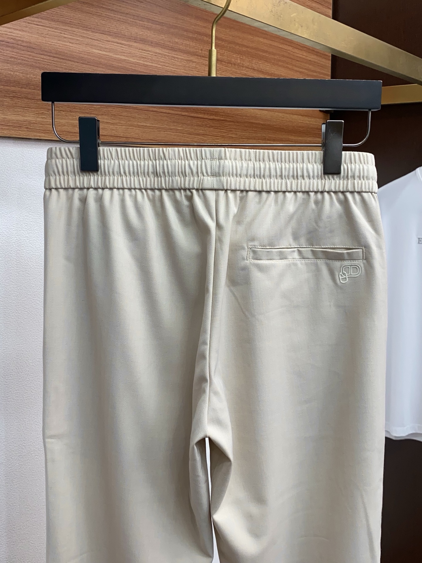 爱马仕 2026 春夏定制休闲裤 干净利落剪裁，都市风十足 采用精纺面料手感软糯干爽，上身效果挺括有型。