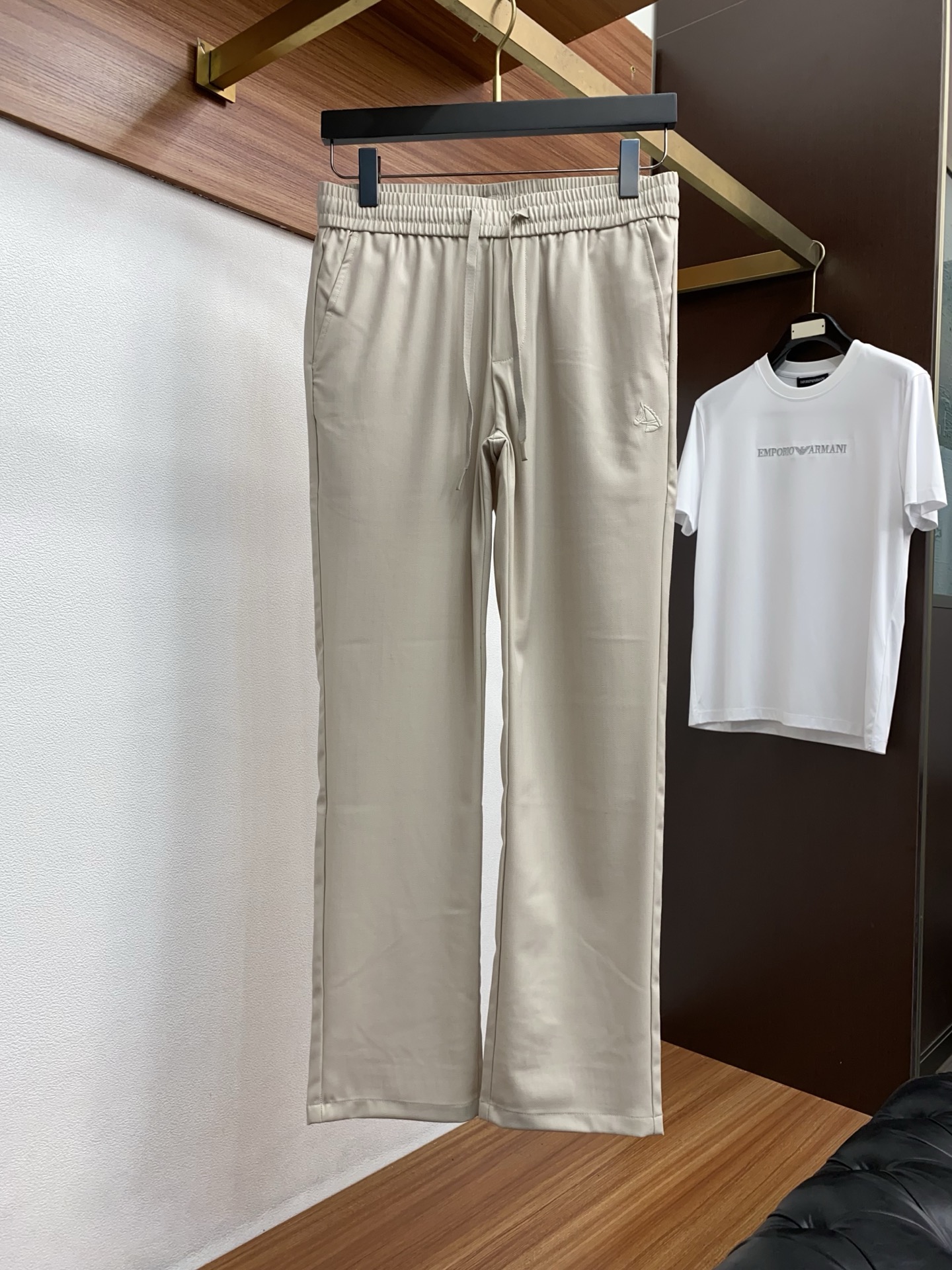 爱马仕 2026 春夏定制休闲裤 干净利落剪裁，都市风十足 采用精纺面料手感软糯干爽，上身效果挺括有型。