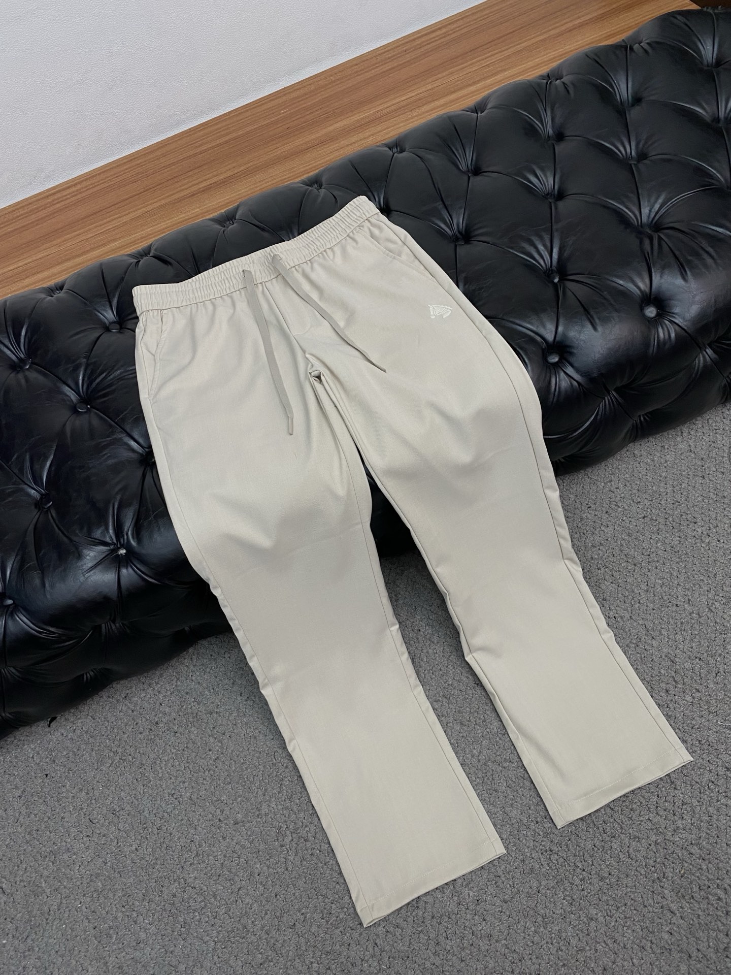 爱马仕 2026 春夏定制休闲裤 干净利落剪裁，都市风十足 采用精纺面料手感软糯干爽，上身效果挺括有型。