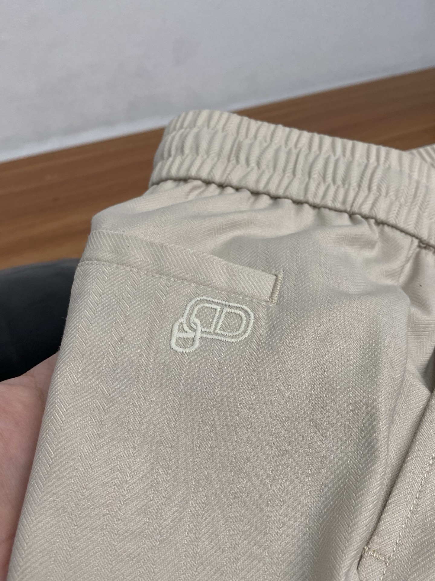 爱马仕 2026 春夏定制休闲裤 干净利落剪裁，都市风十足 采用精纺面料手感软糯干爽，上身效果挺括有型。