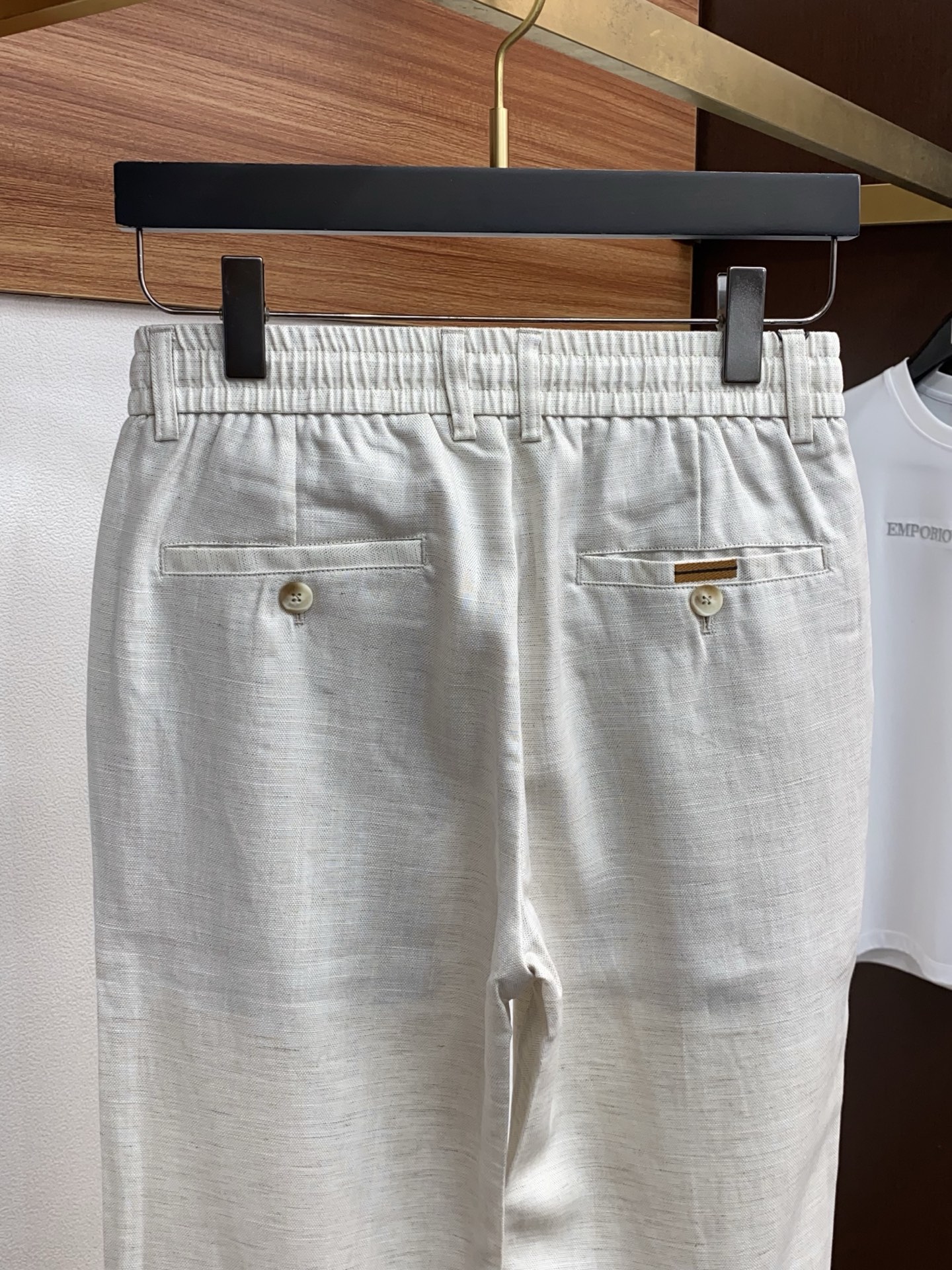 杰尼亚 2026 春夏定制休闲裤 干净利落剪裁，都市风十足 采用精纺面料手感软糯干爽，上身效果挺括有型。