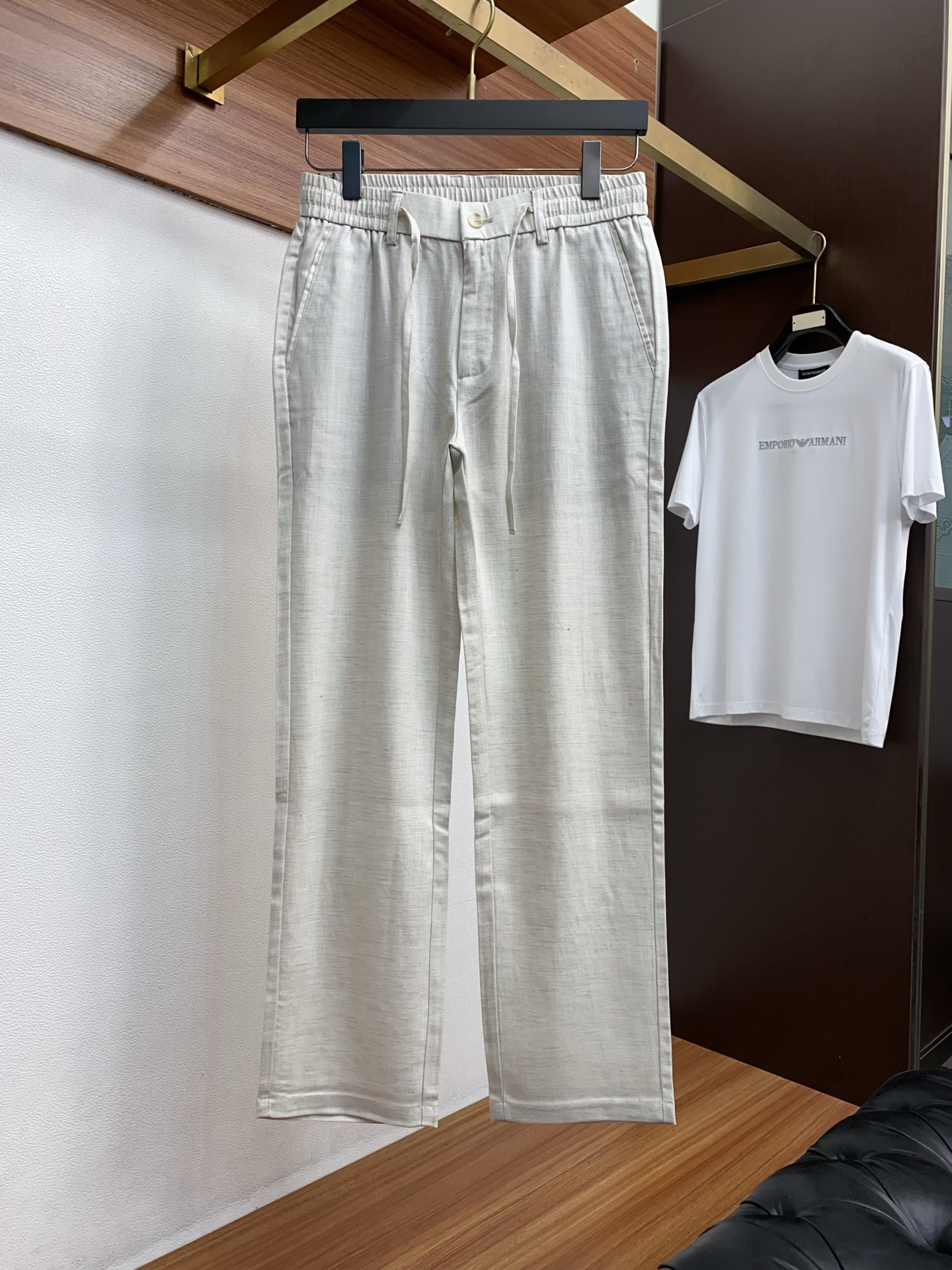 杰尼亚 2026 春夏定制休闲裤 干净利落剪裁，都市风十足 采用精纺面料手感软糯干爽，上身效果挺括有型。