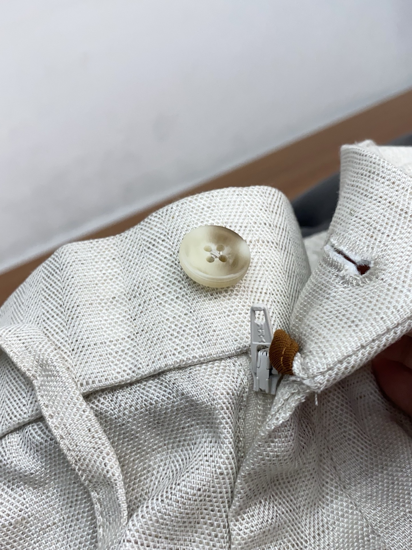 杰尼亚 2026 春夏定制休闲裤 干净利落剪裁，都市风十足 采用精纺面料手感软糯干爽，上身效果挺括有型。