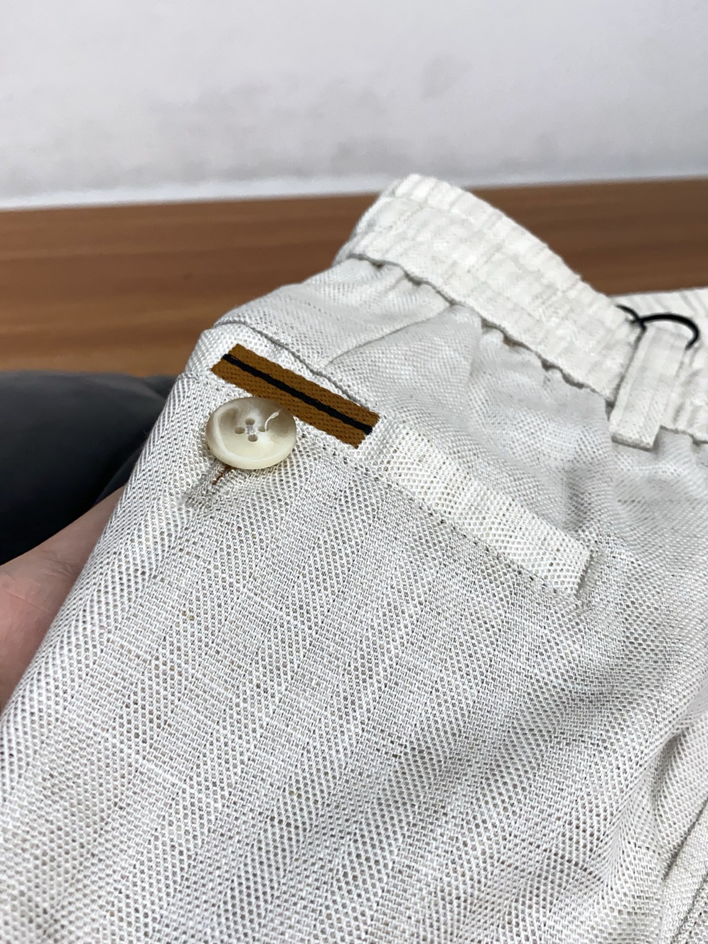 杰尼亚 2026 春夏定制休闲裤 干净利落剪裁，都市风十足 采用精纺面料手感软糯干爽，上身效果挺括有型。