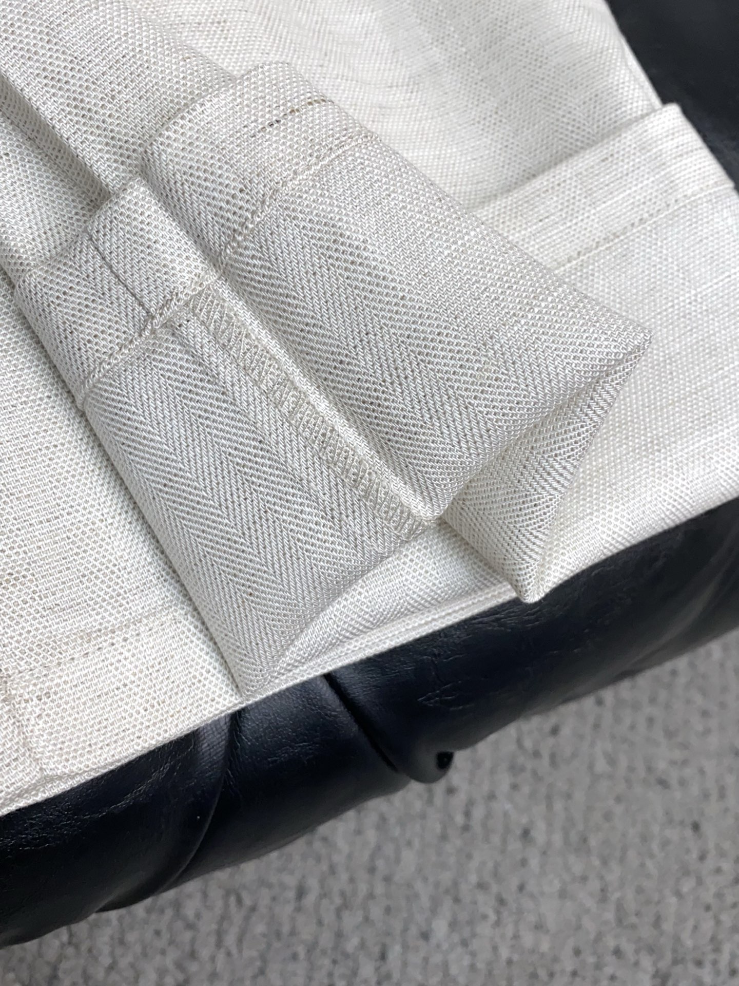 杰尼亚 2026 春夏定制休闲裤 干净利落剪裁，都市风十足 采用精纺面料手感软糯干爽，上身效果挺括有型。