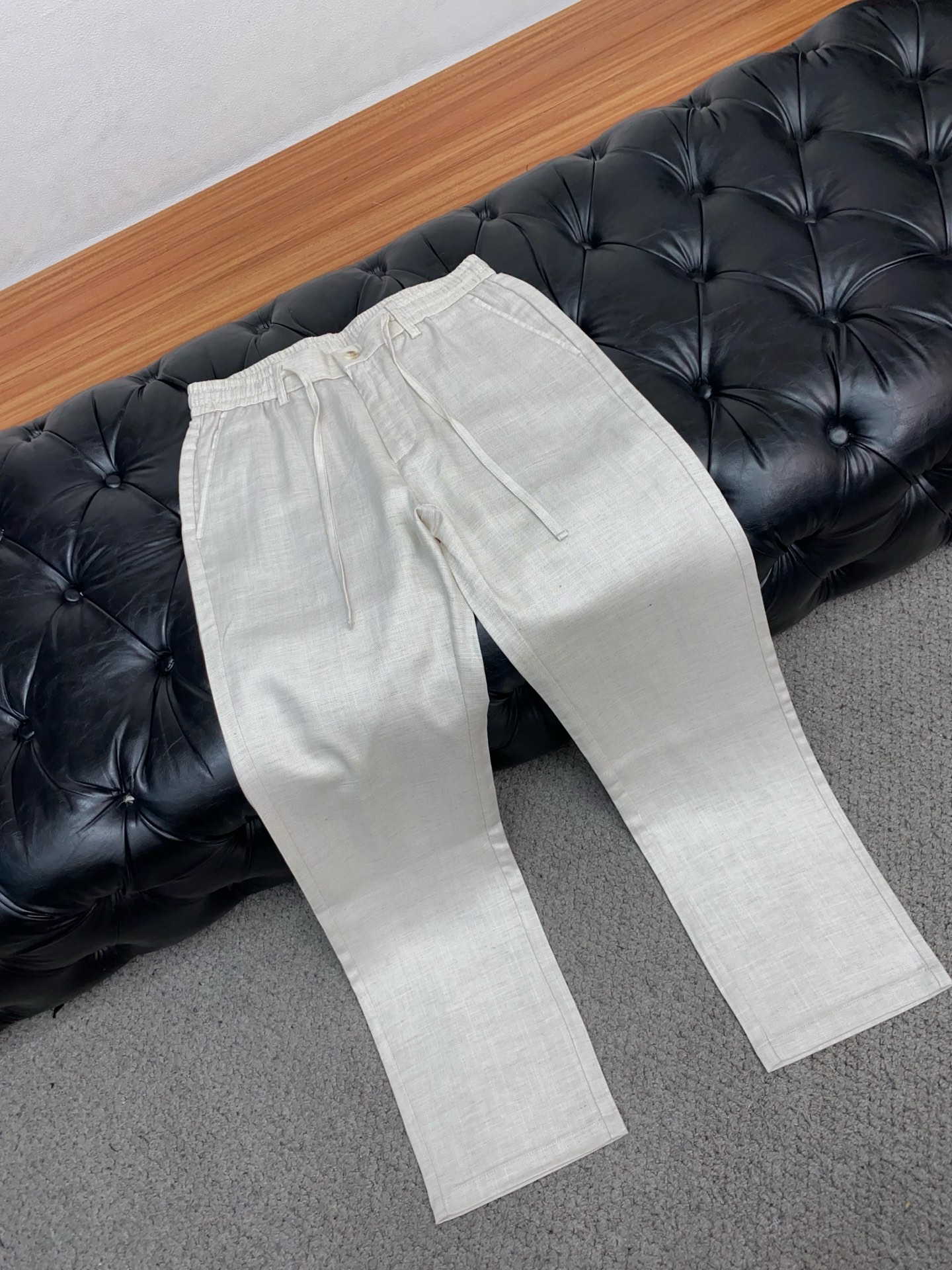 杰尼亚 2026 春夏定制休闲裤 干净利落剪裁，都市风十足 采用精纺面料手感软糯干爽，上身效果挺括有型。