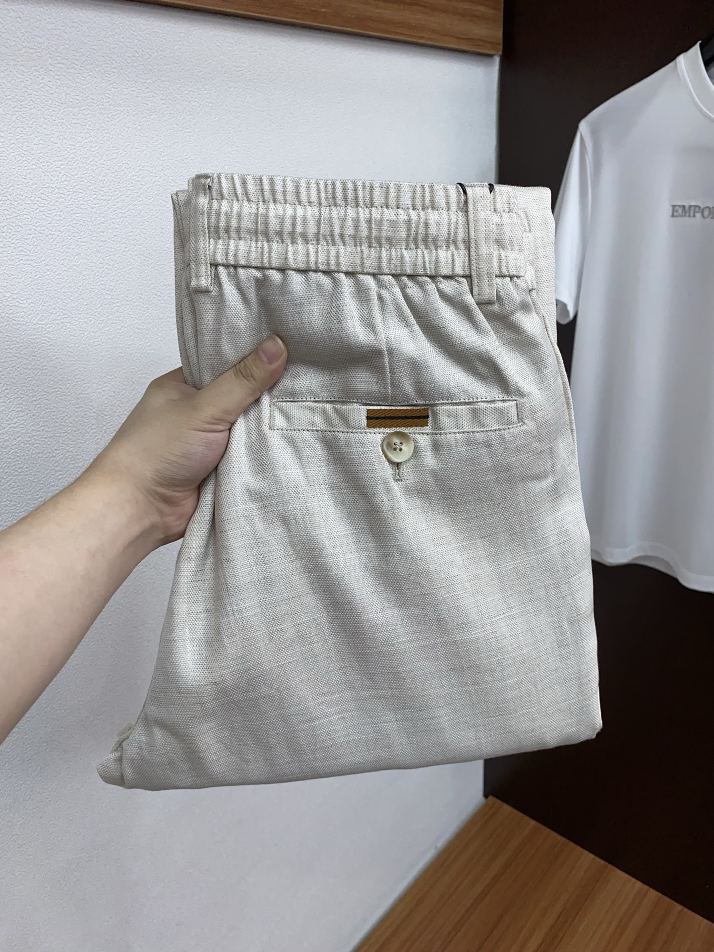 杰尼亚 2026 春夏定制休闲裤 干净利落剪裁，都市风十足 采用精纺面料手感软糯干爽，上身效果挺括有型。