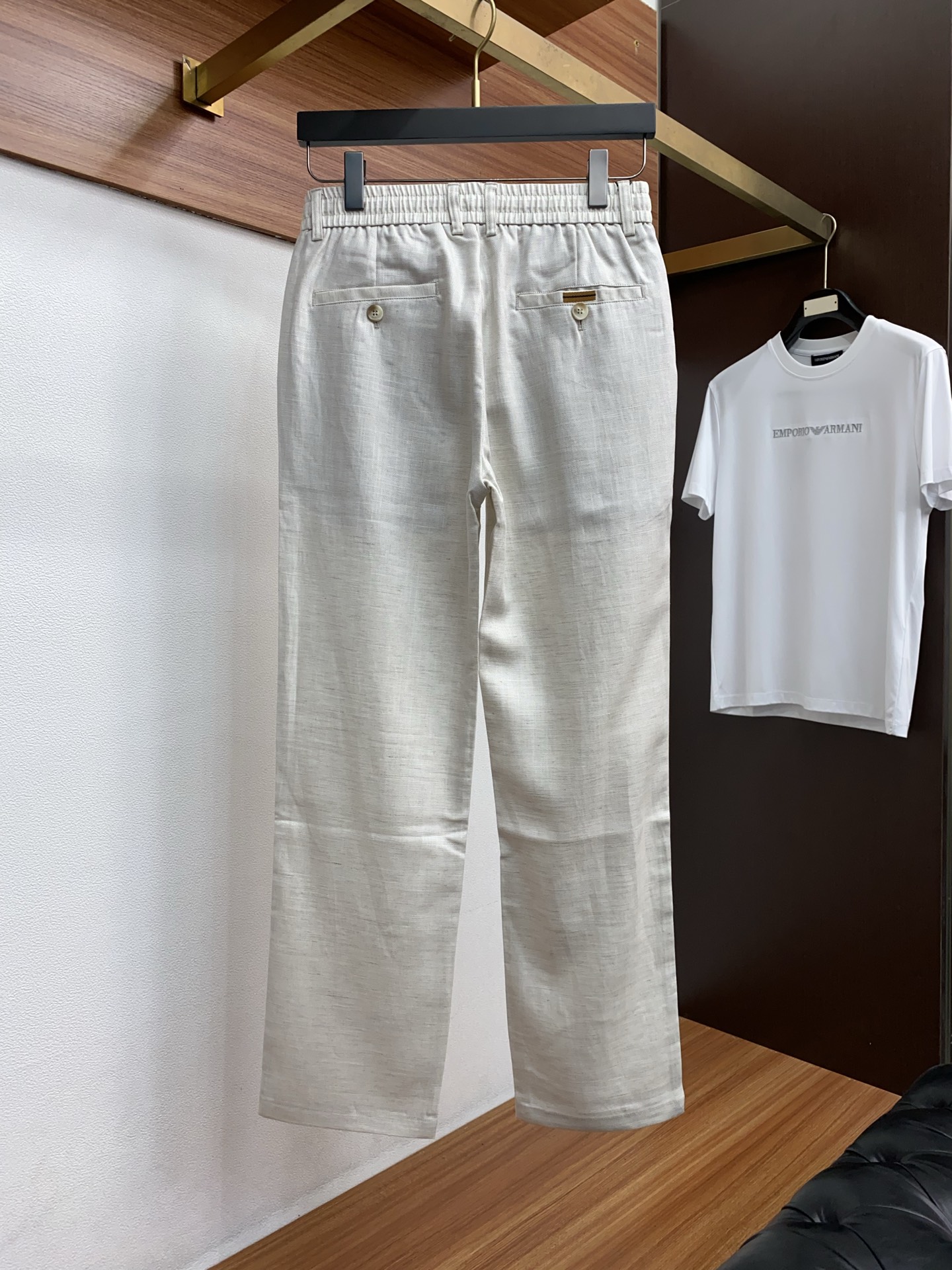 杰尼亚 2026 春夏定制休闲裤 干净利落剪裁，都市风十足 采用精纺面料手感软糯干爽，上身效果挺括有型。