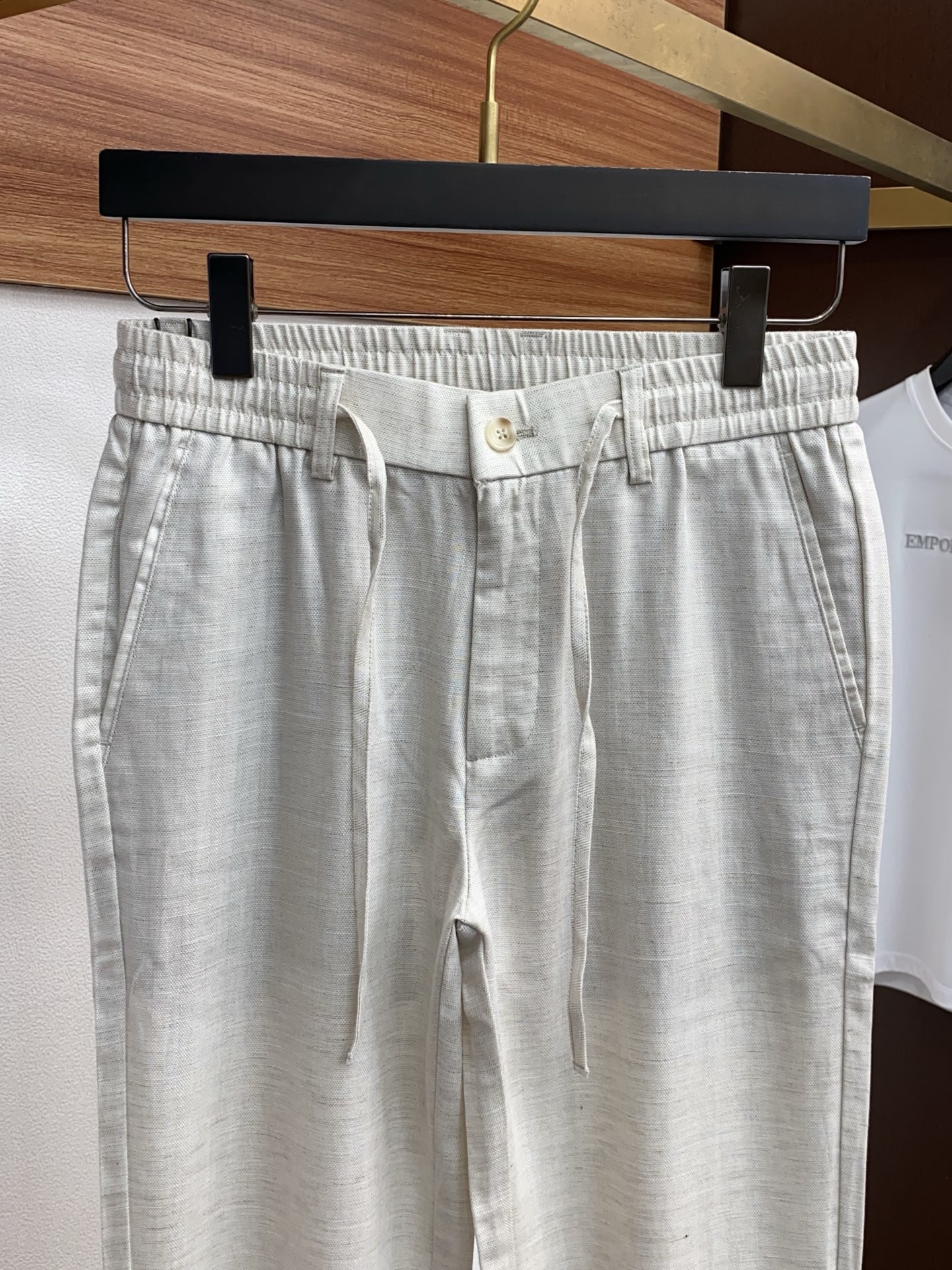 杰尼亚 2026 春夏定制休闲裤 干净利落剪裁，都市风十足 采用精纺面料手感软糯干爽，上身效果挺括有型。