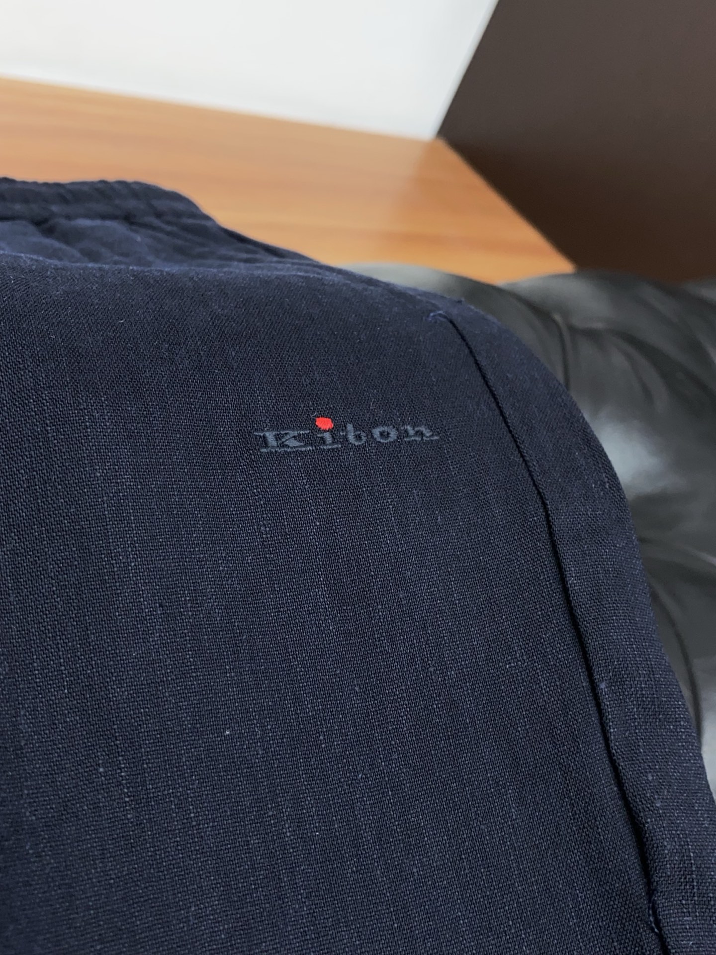 kiton 2026 春夏定制休闲裤 干净利落剪裁，都市风十足 采用精纺面料手感软糯干爽，上身效果挺括有