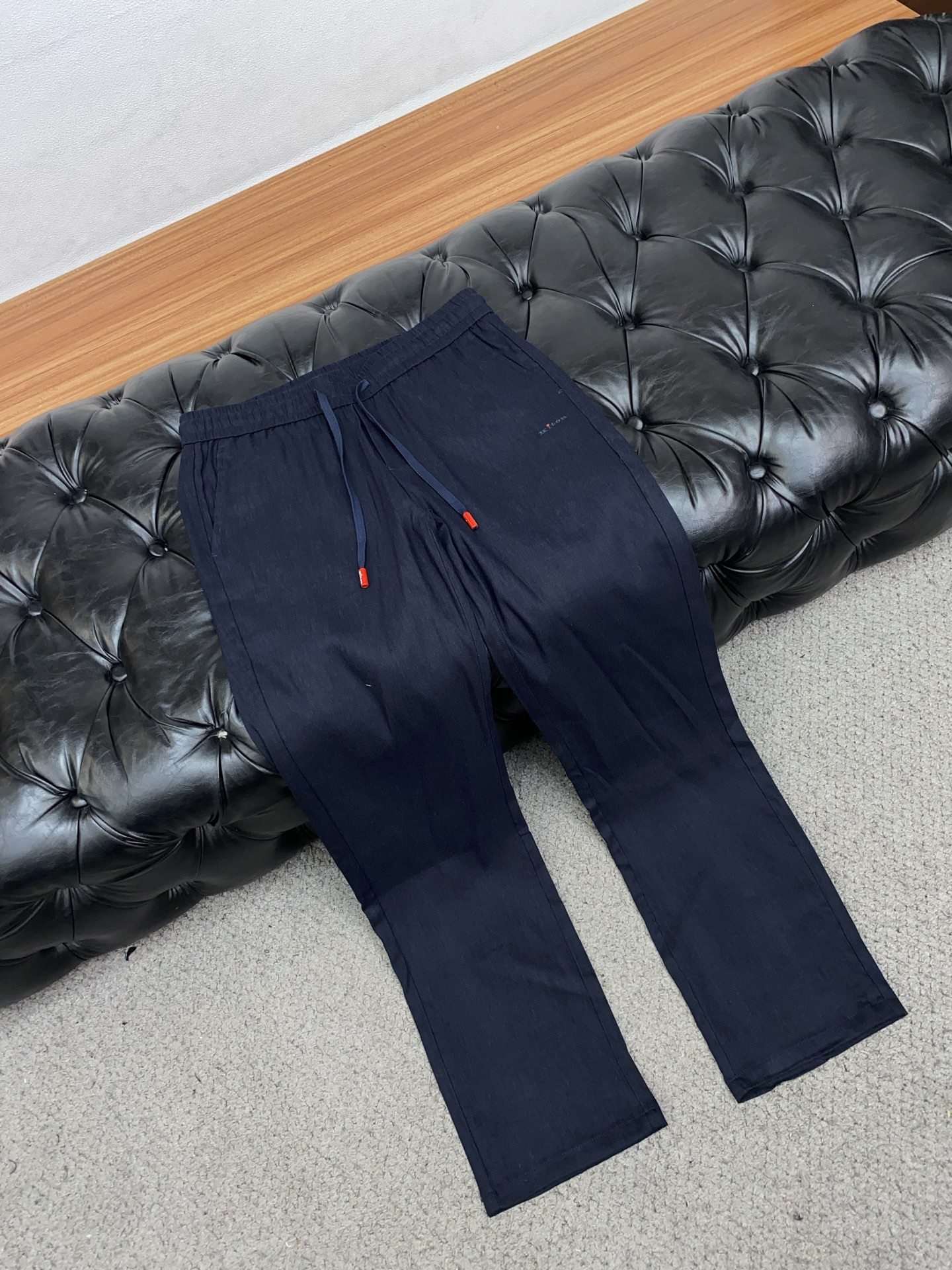 kiton 2026 春夏定制休闲裤 干净利落剪裁，都市风十足 采用精纺面料手感软糯干爽，上身效果挺括有