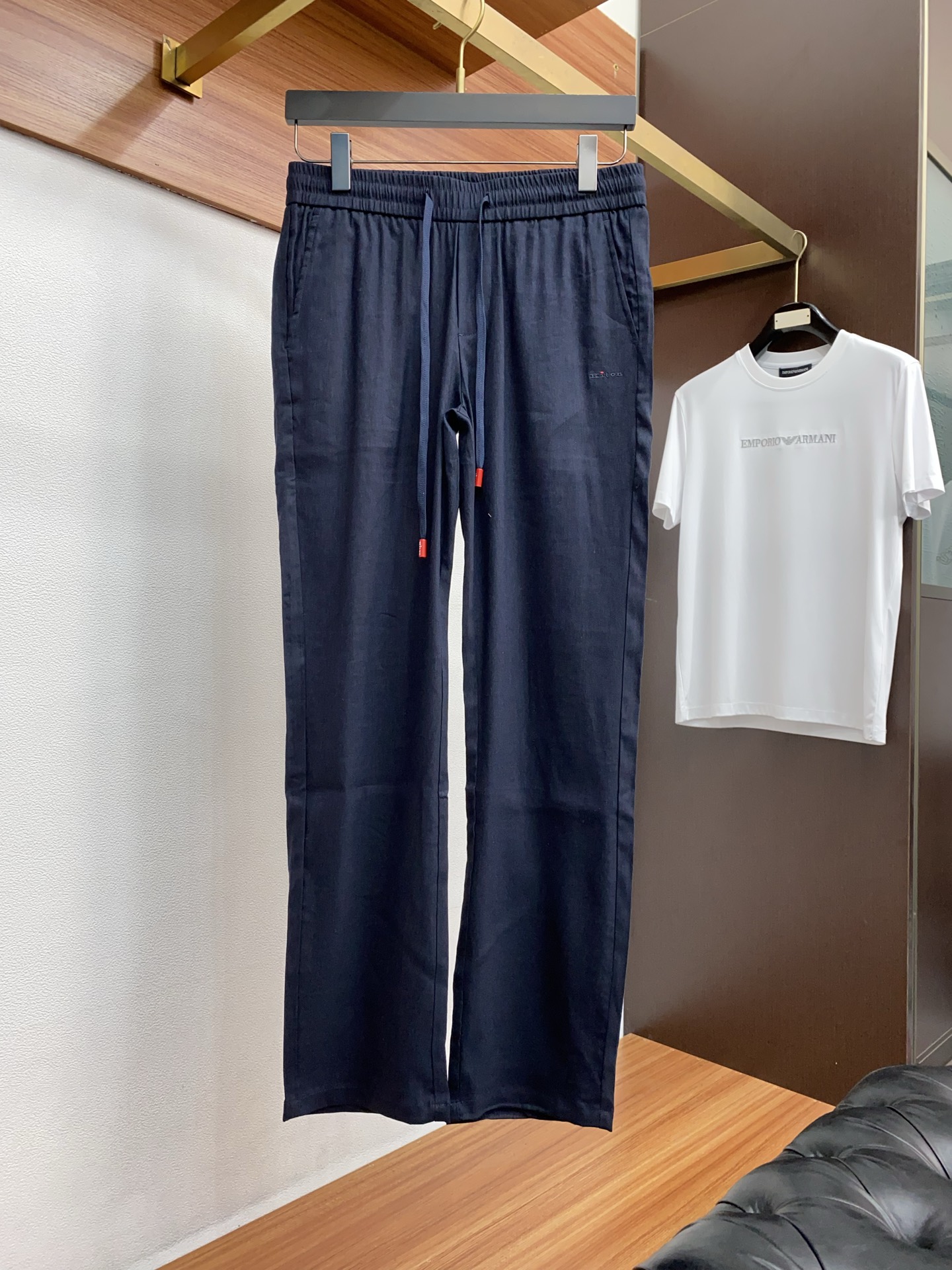 kiton 2026 春夏定制休闲裤 干净利落剪裁，都市风十足 采用精纺面料手感软糯干爽，上身效果挺括有