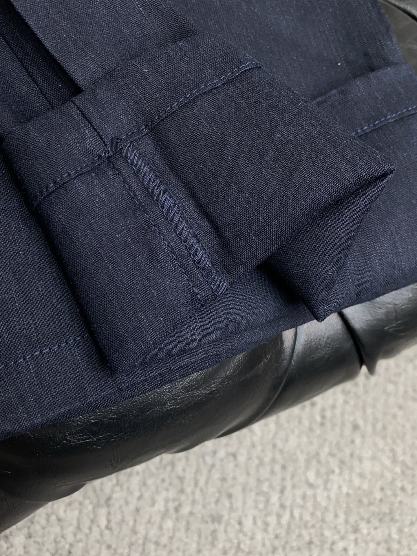 kiton 2026 春夏定制休闲裤 干净利落剪裁，都市风十足 采用精纺面料手感软糯干爽，上身效果挺括有