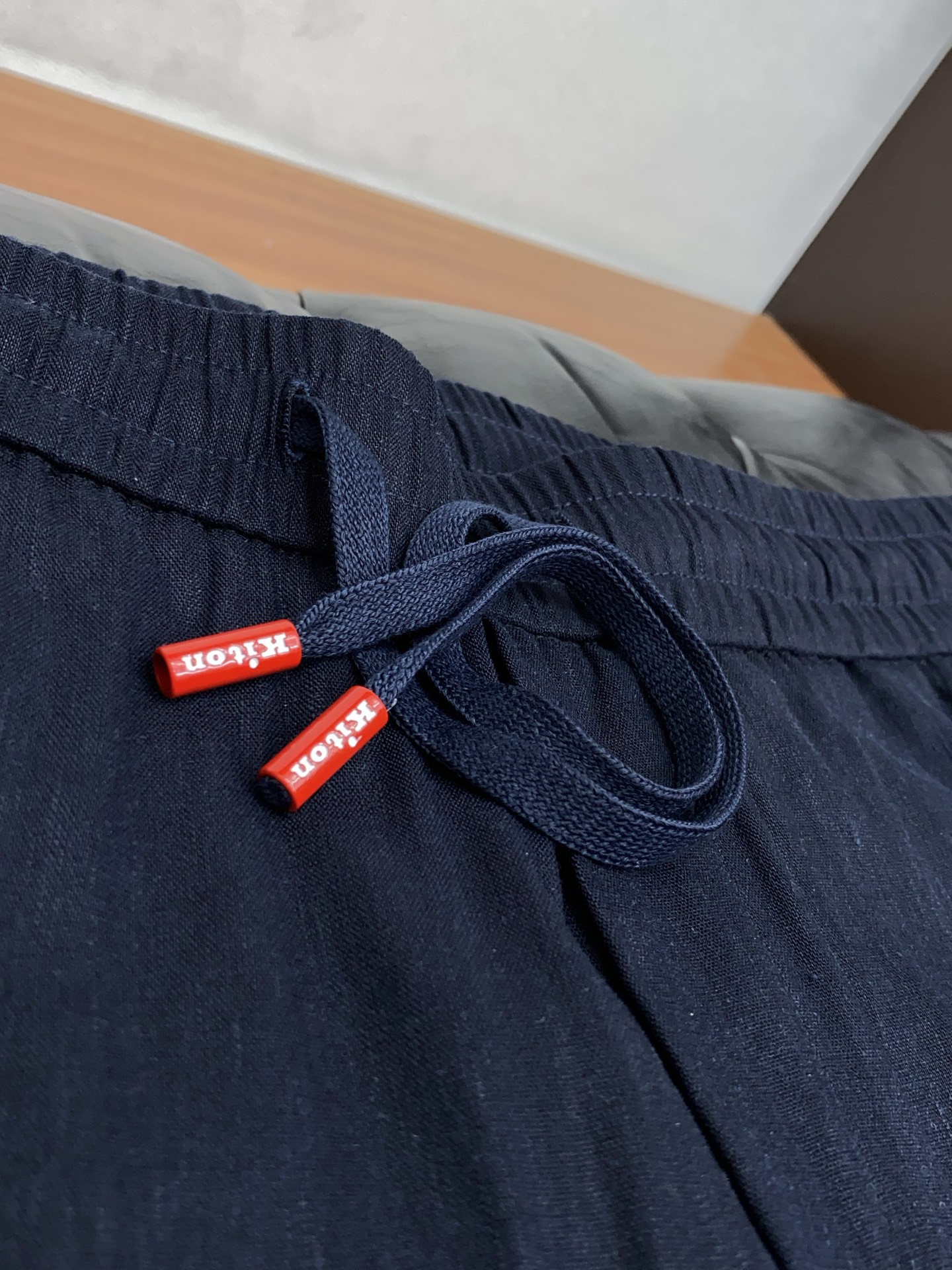 kiton 2026 春夏定制休闲裤 干净利落剪裁，都市风十足 采用精纺面料手感软糯干爽，上身效果挺括有