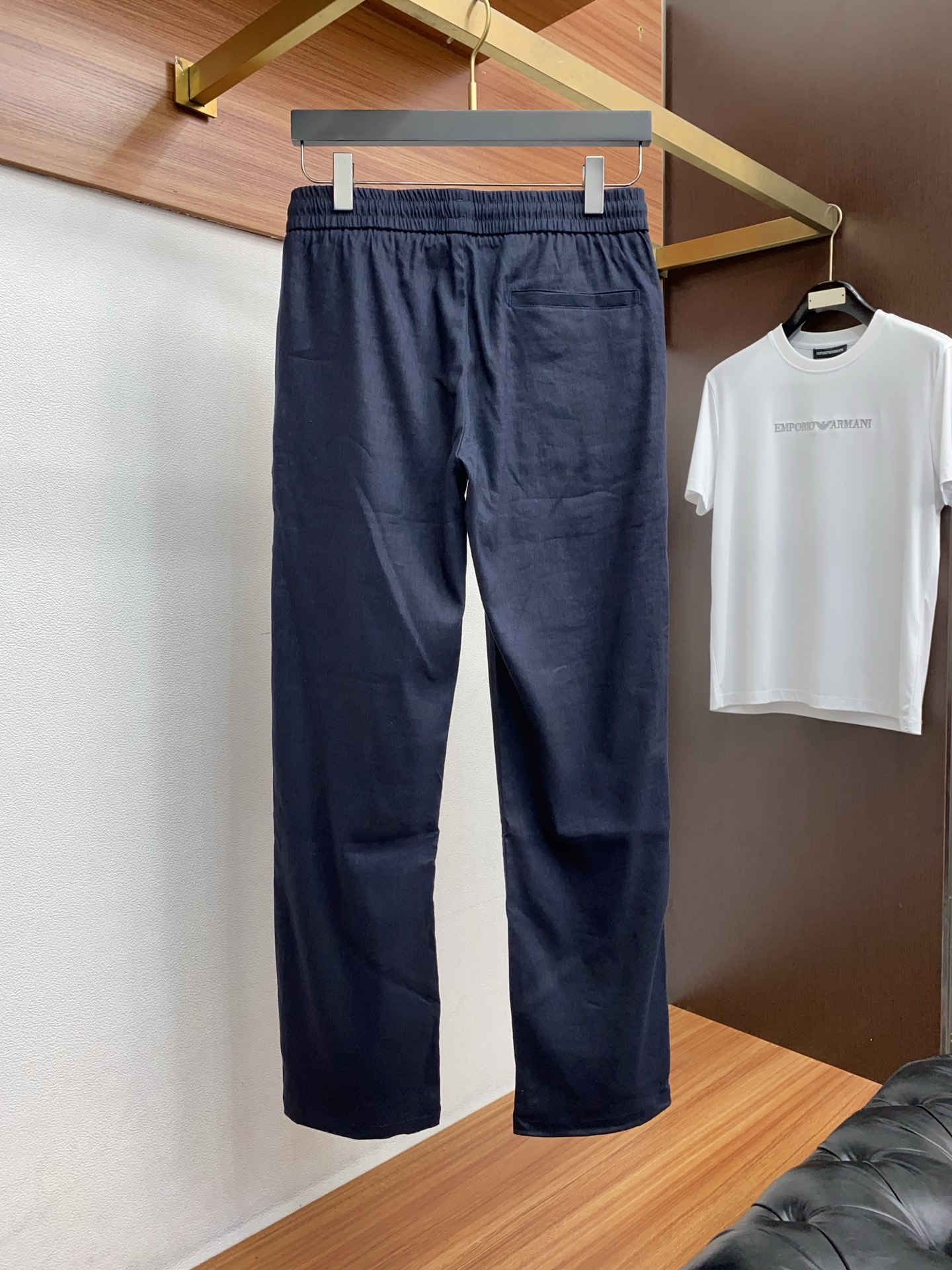 kiton 2026 春夏定制休闲裤 干净利落剪裁，都市风十足 采用精纺面料手感软糯干爽，上身效果挺括有