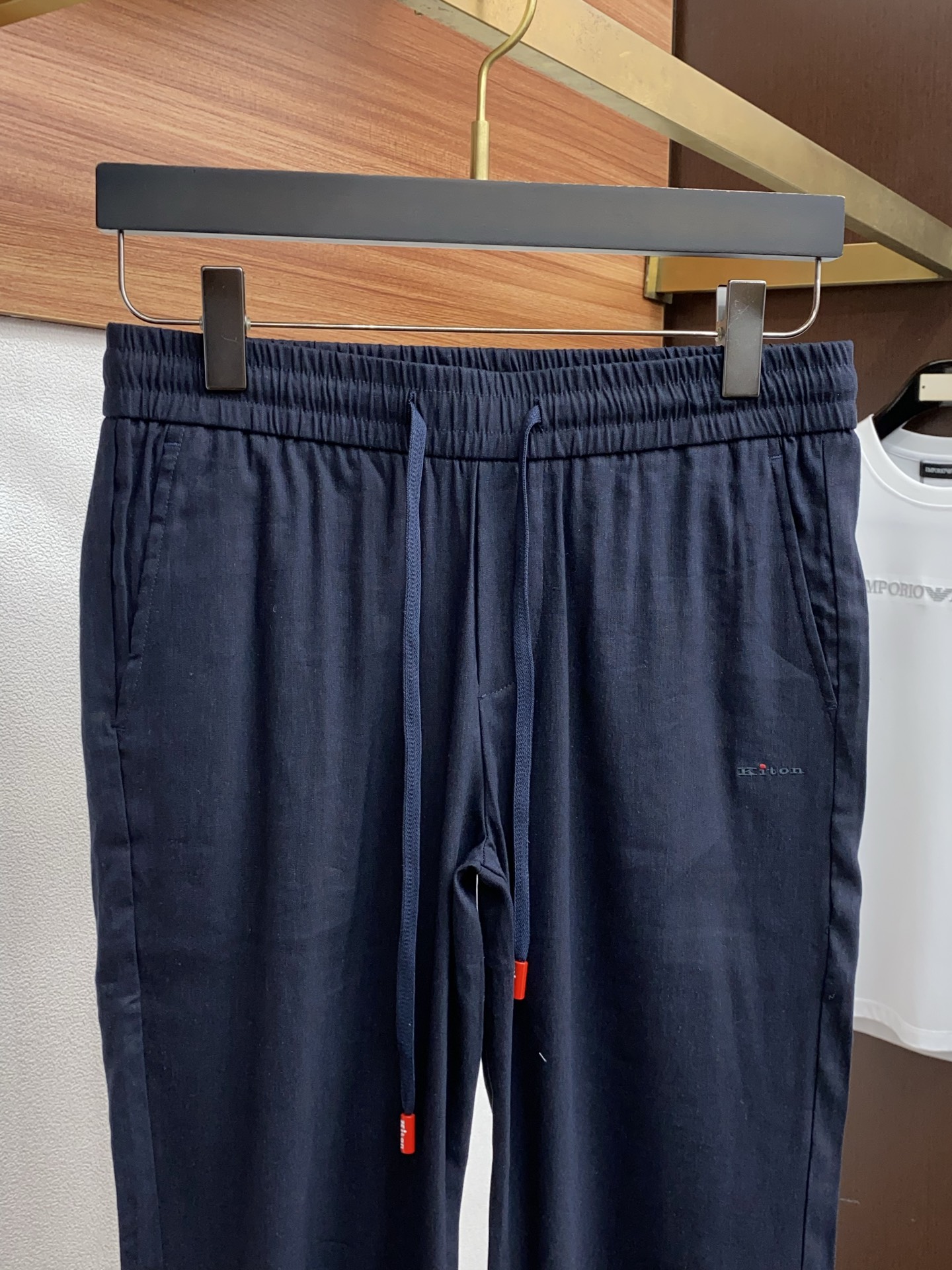 kiton 2026 春夏定制休闲裤 干净利落剪裁，都市风十足 采用精纺面料手感软糯干爽，上身效果挺括有