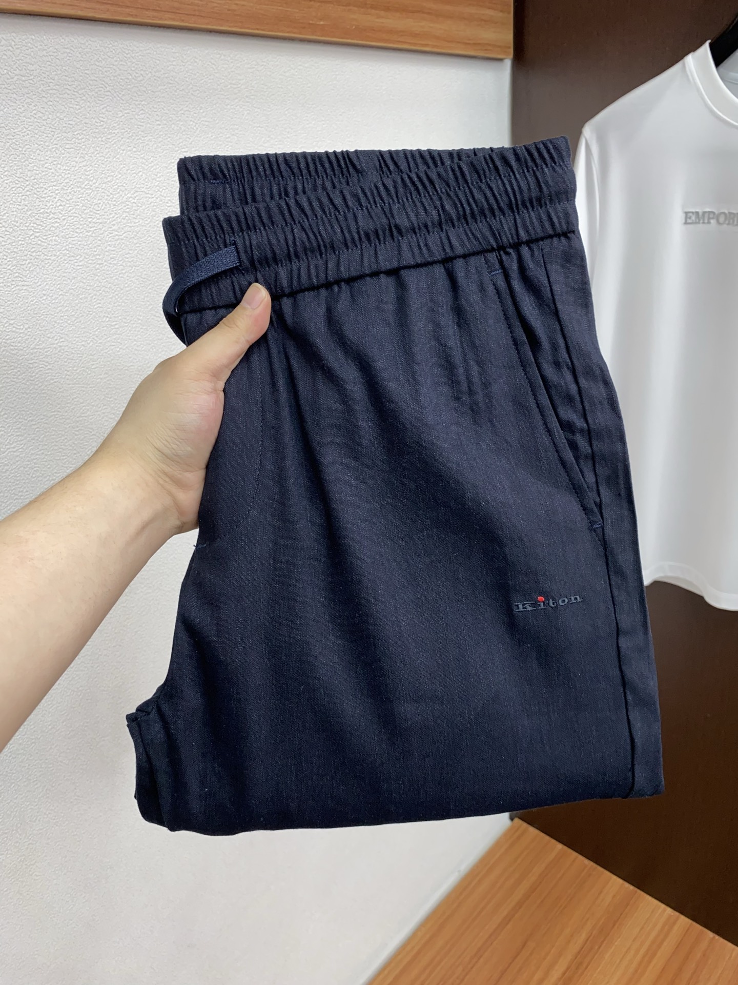 kiton 2026 春夏定制休闲裤 干净利落剪裁，都市风十足 采用精纺面料手感软糯干爽，上身效果挺括有