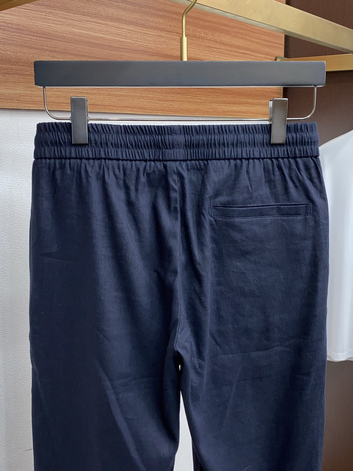 kiton 2026 春夏定制休闲裤 干净利落剪裁，都市风十足 采用精纺面料手感软糯干爽，上身效果挺括有